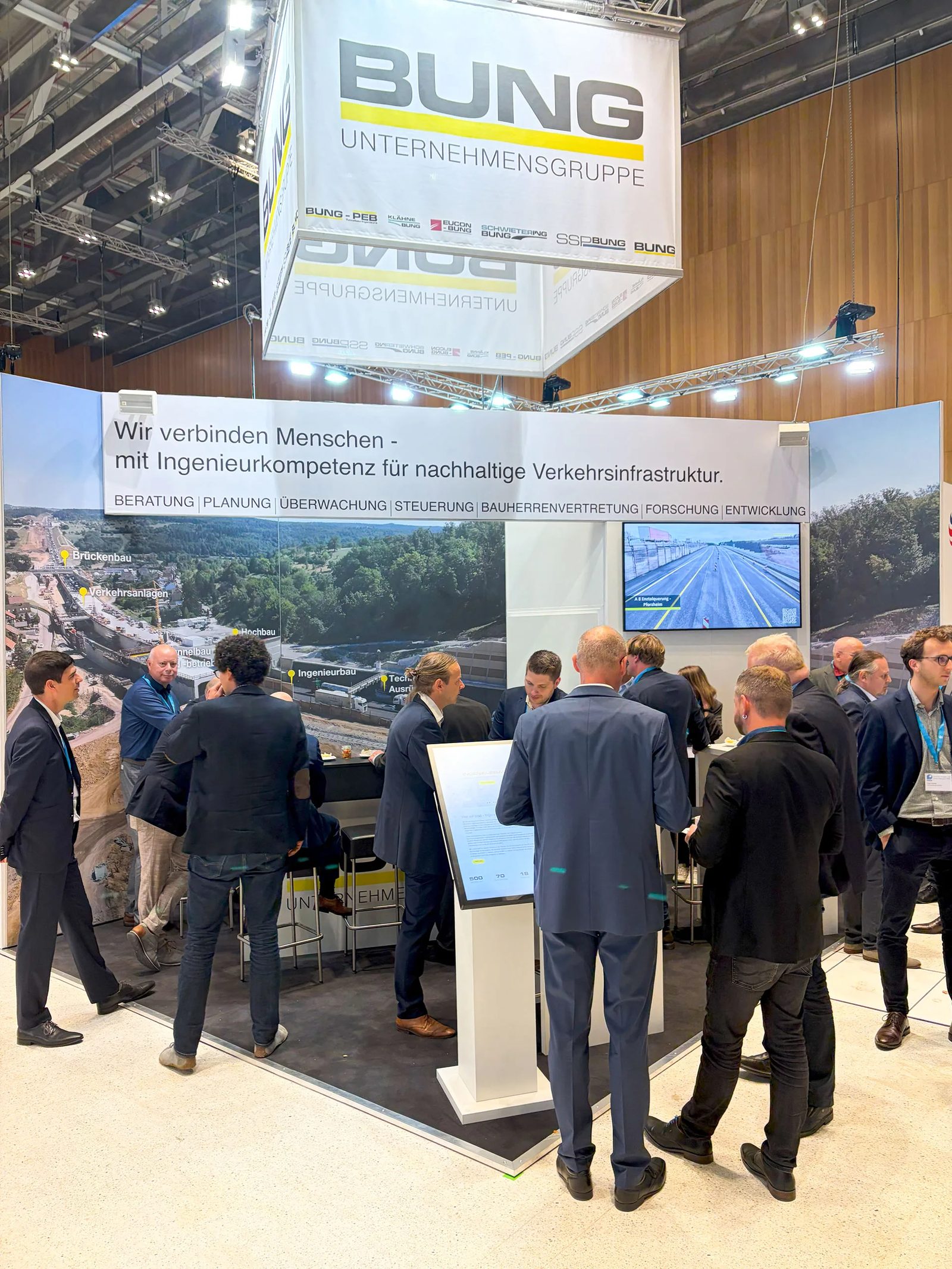 Personen im Gespräch am Messestand der BUNG Unternehmensgruppe auf dem Deutschen Strassen- und Verkehrskongress 2026 in Wiesbaden