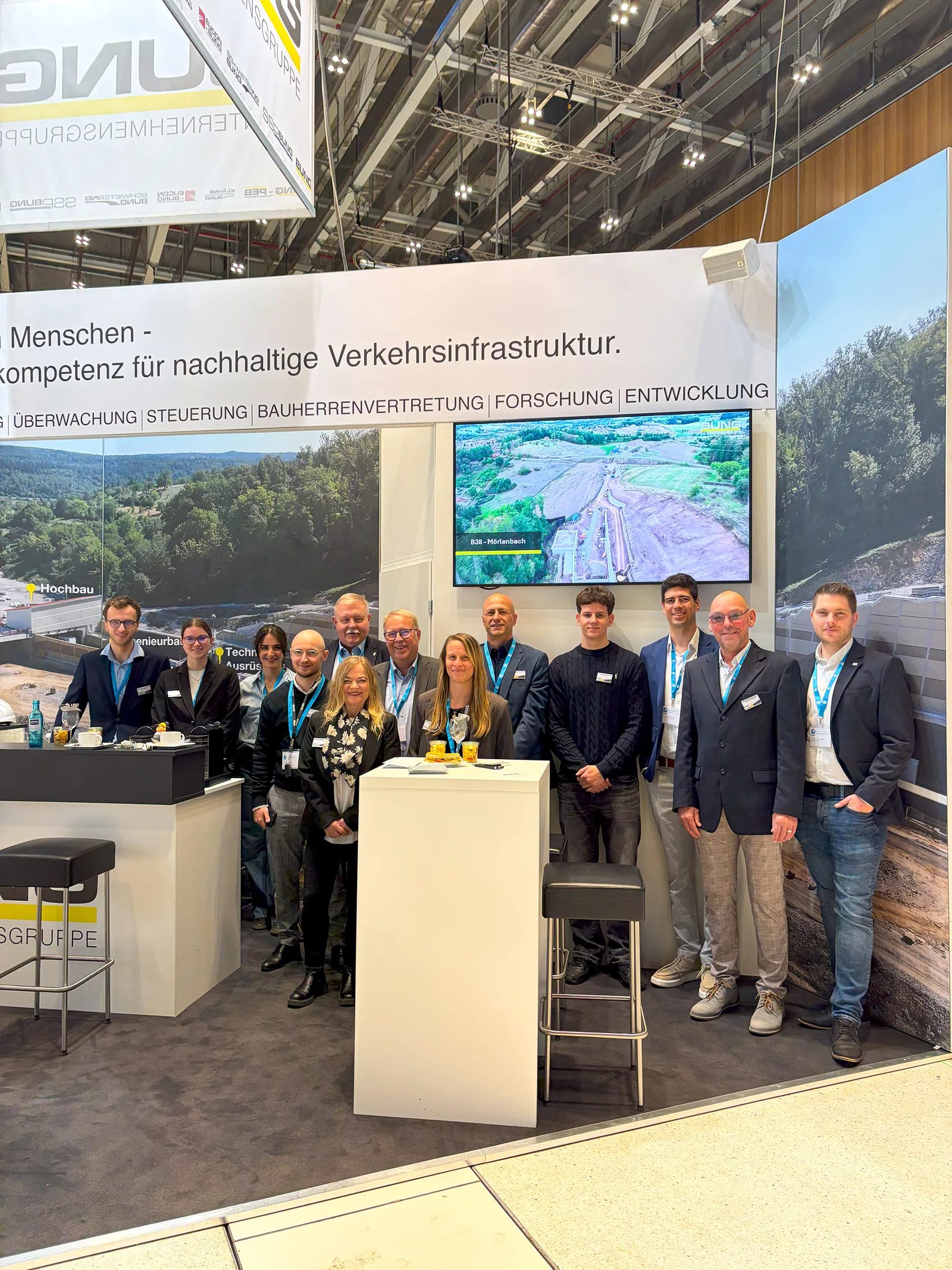 Messestand der BUNG Unternehmensgruppe mit Teamfoto auf dem Deutschen Strassen- und Verkehrskongress 2026 in Wiesbaden