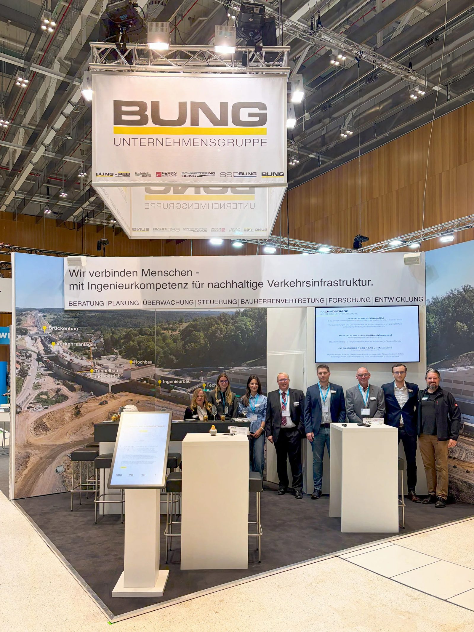 Messestand der BUNG Unternehmensgruppe auf dem Deutschen Strassen- und Verkehrskongress 2026 in Wiesbaden mit dem Team der BUNG Unternehmensgruppe