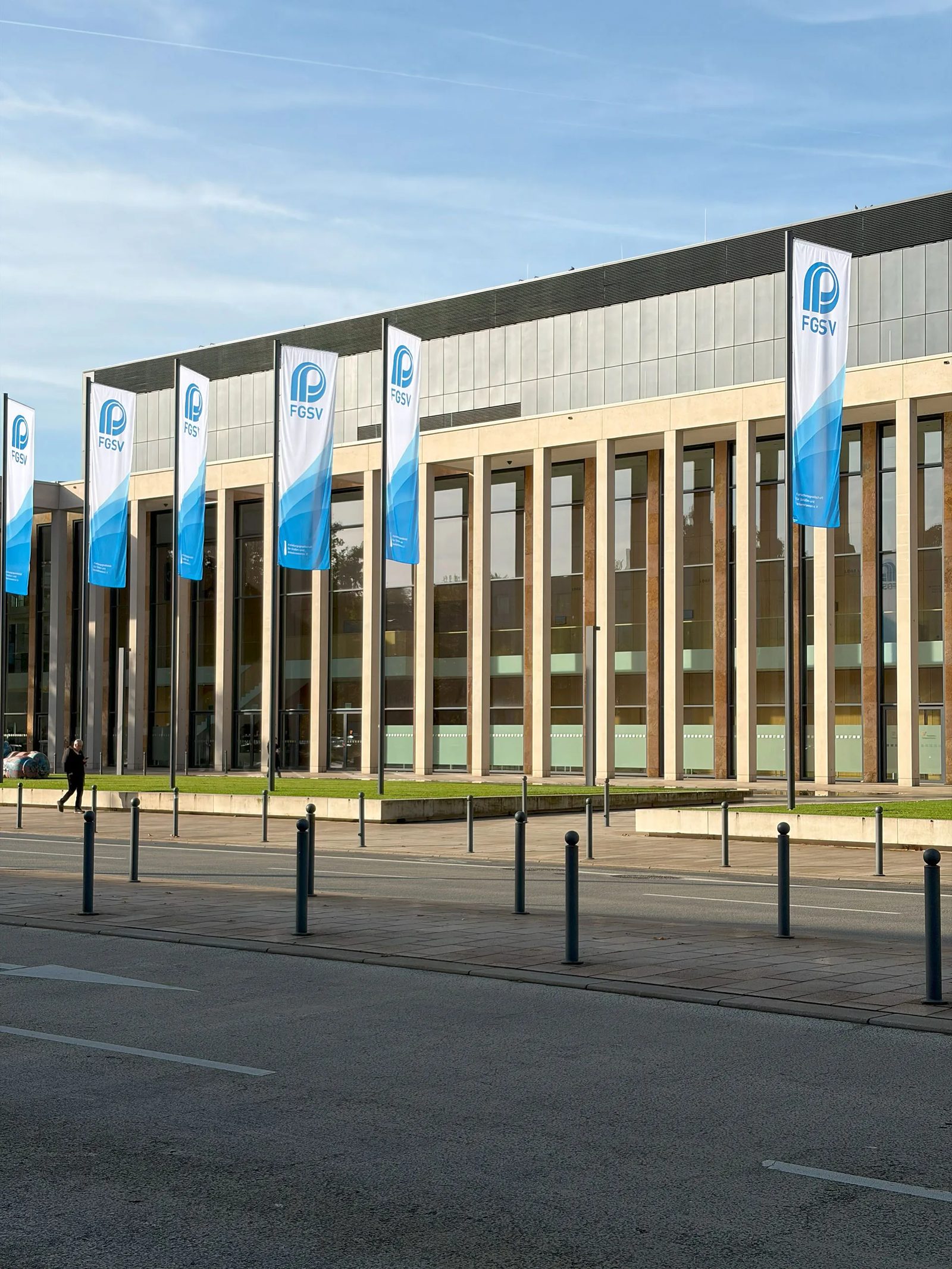Aussenansicht des RheinMain CongressCenter in Wiesbaden während des Deutschen Strasse- und Verkehrskongresses 2026 mit Beflaggung der FGSV