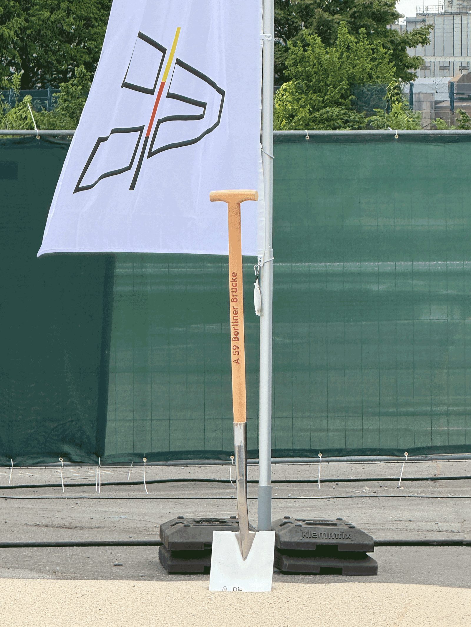 Spaten und Fahne beim Spatenstich für den Ersatzneubau der Berliner Brücke