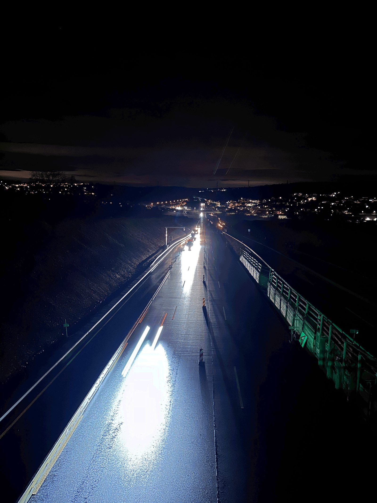 Nächtliche Aufnahme der neuen Fahrbahn der A 8 mit Lichtspuren des Verkehrs
