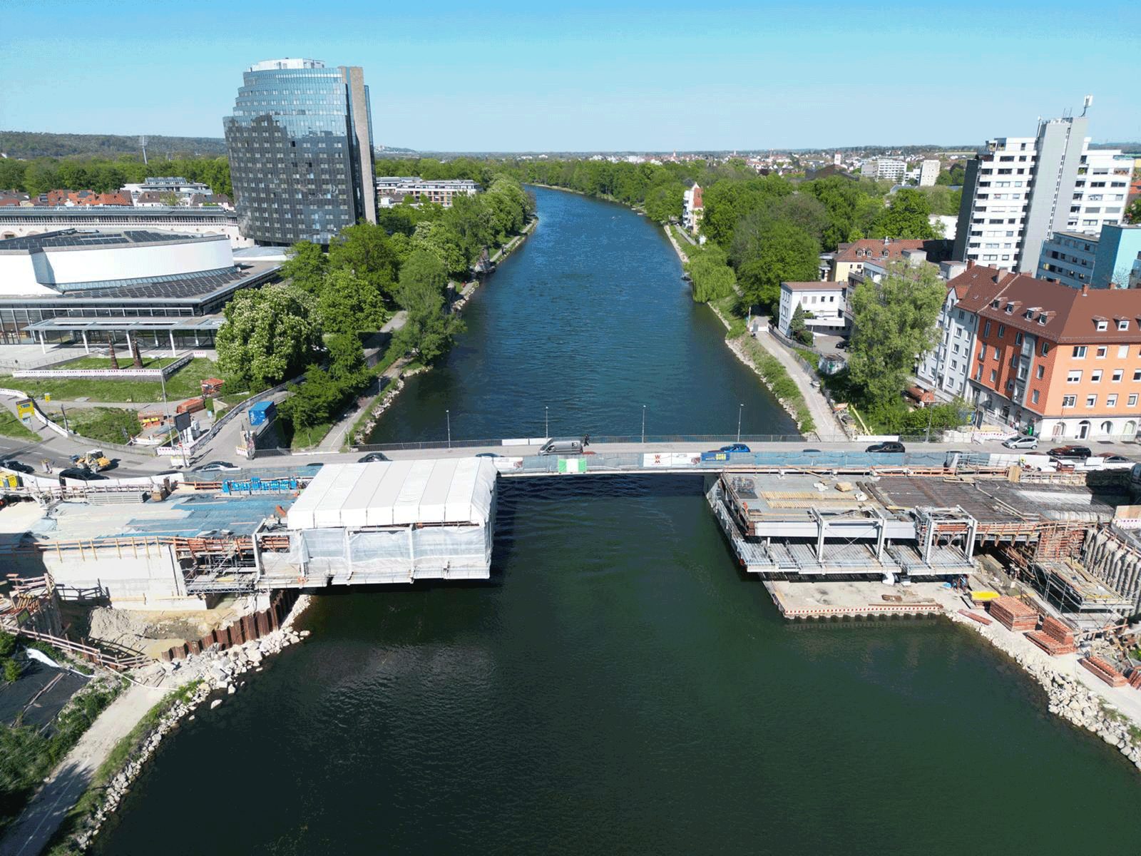 Luftbild der Gänstorbrücke über die Donau während der Stahlmontage