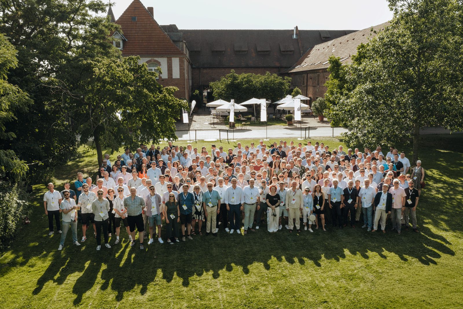 Gruppenbild der Belegschaft auf einer Wiese bei der Jubiläumsfeier zum 70-jährigen Bestehen