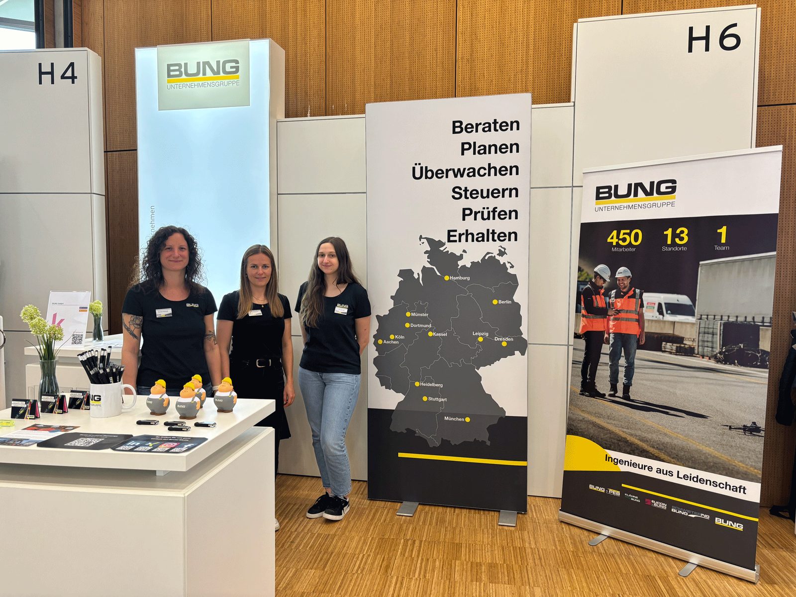 Drei Mitarbeiterinnen am BUNG-Messestand einer Karrieremesse