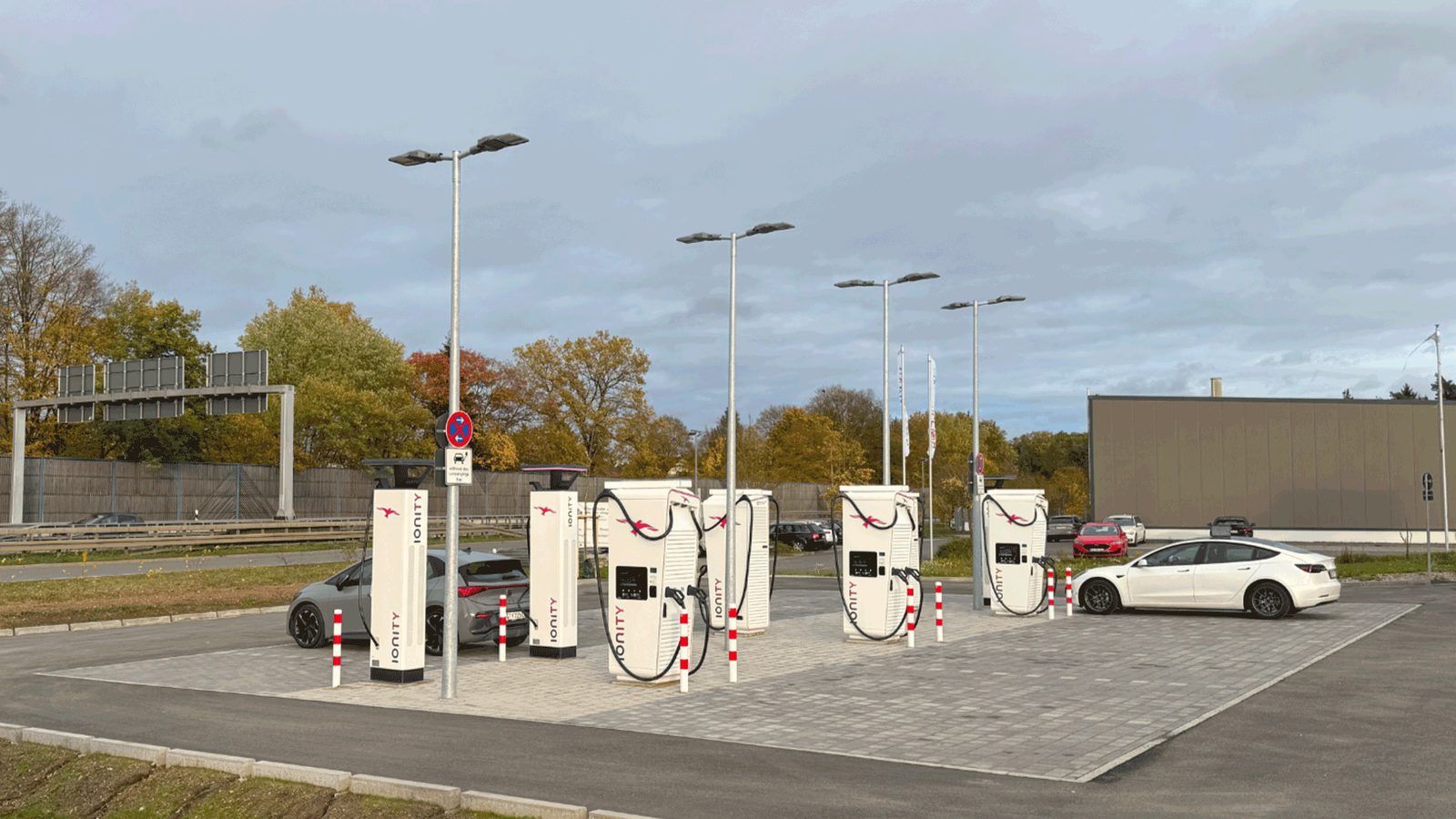 Ladesäulen des neuen IONITY-Ladeparks in Nürnberg-Feucht
