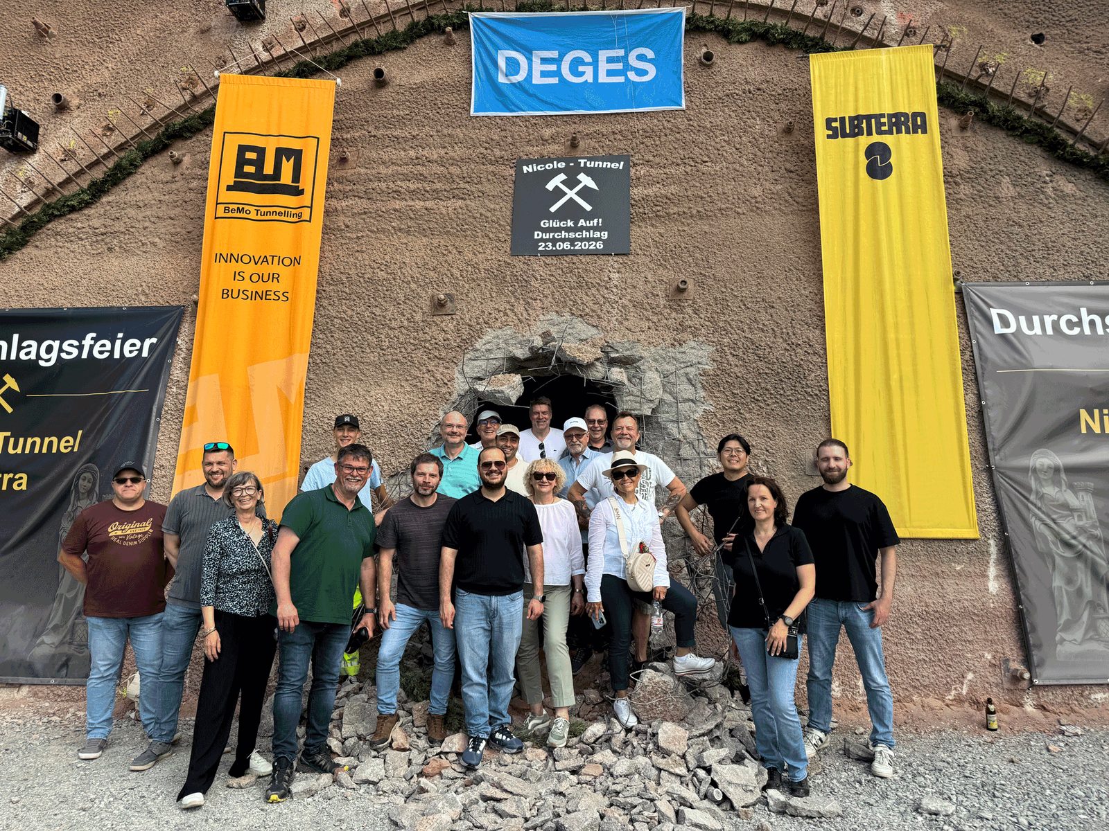 Gruppenbild der Beteiligten vor dem Durchschlag der ersten Tunnelröhre