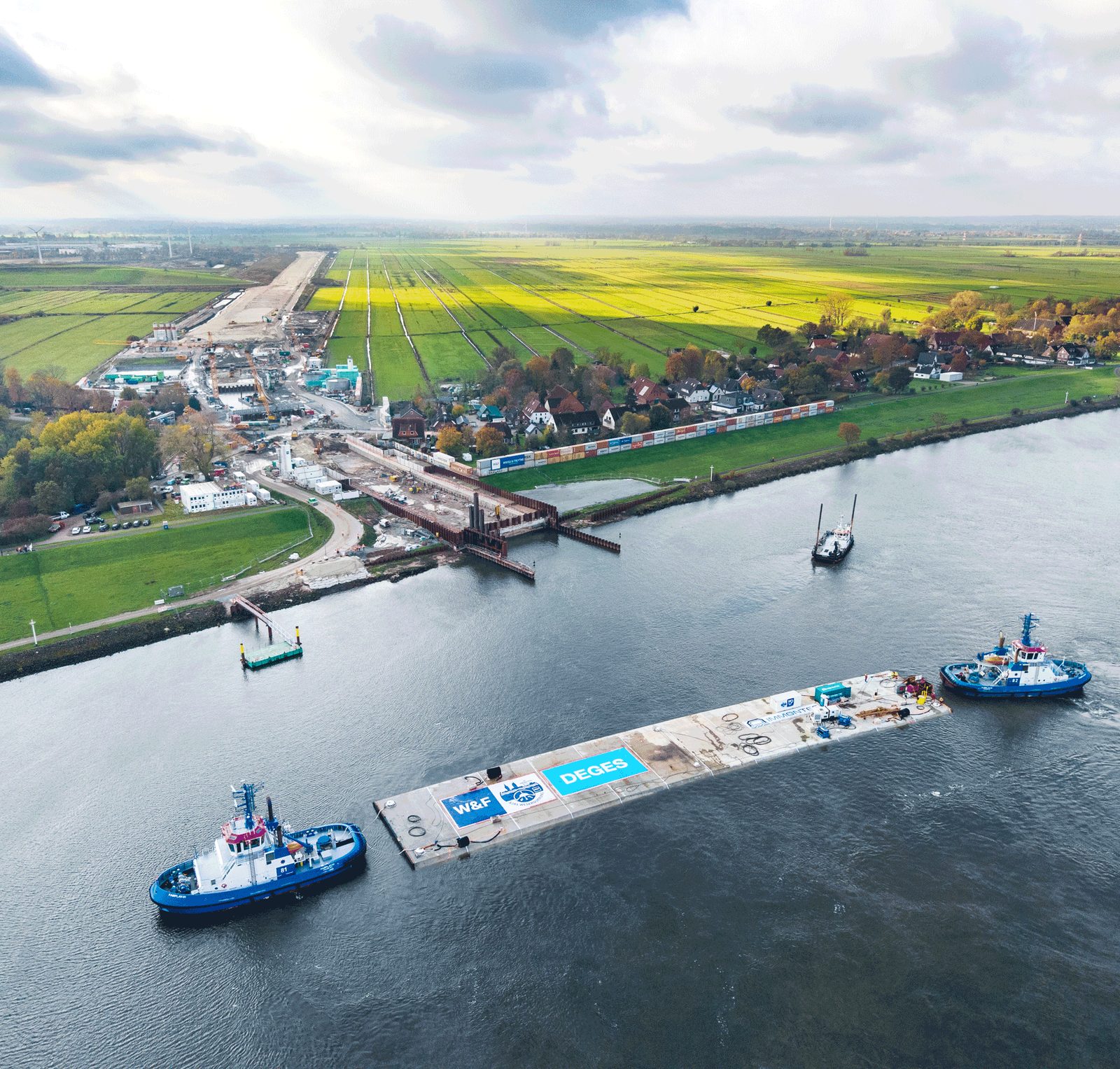Luftbild der Weser mit einem Schwimmponton und zwei Schleppern beim Transport eines Bauteils