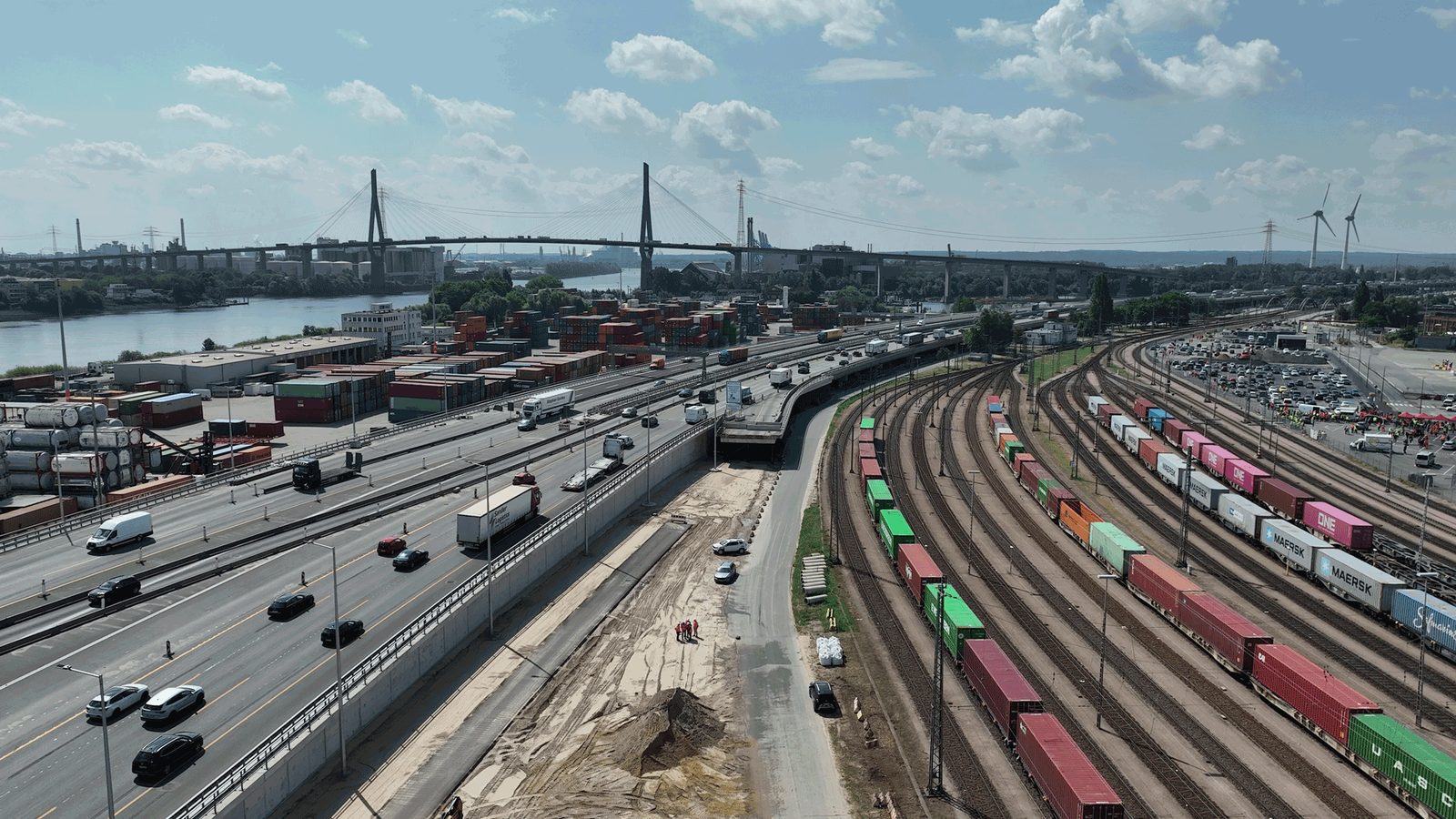 Luftbild der A 7 neben dem Containerbahnhof im Hamburger Hafen