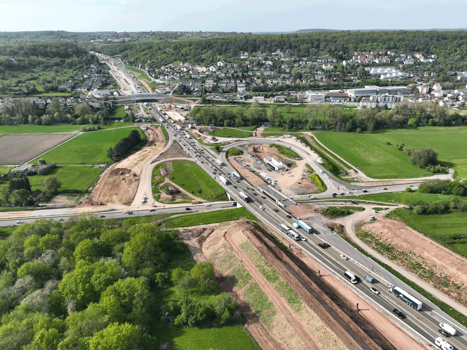Luftbild des Autobahnkreuzes an der A 8 bei Pforzheim mit laufendem Verkehr