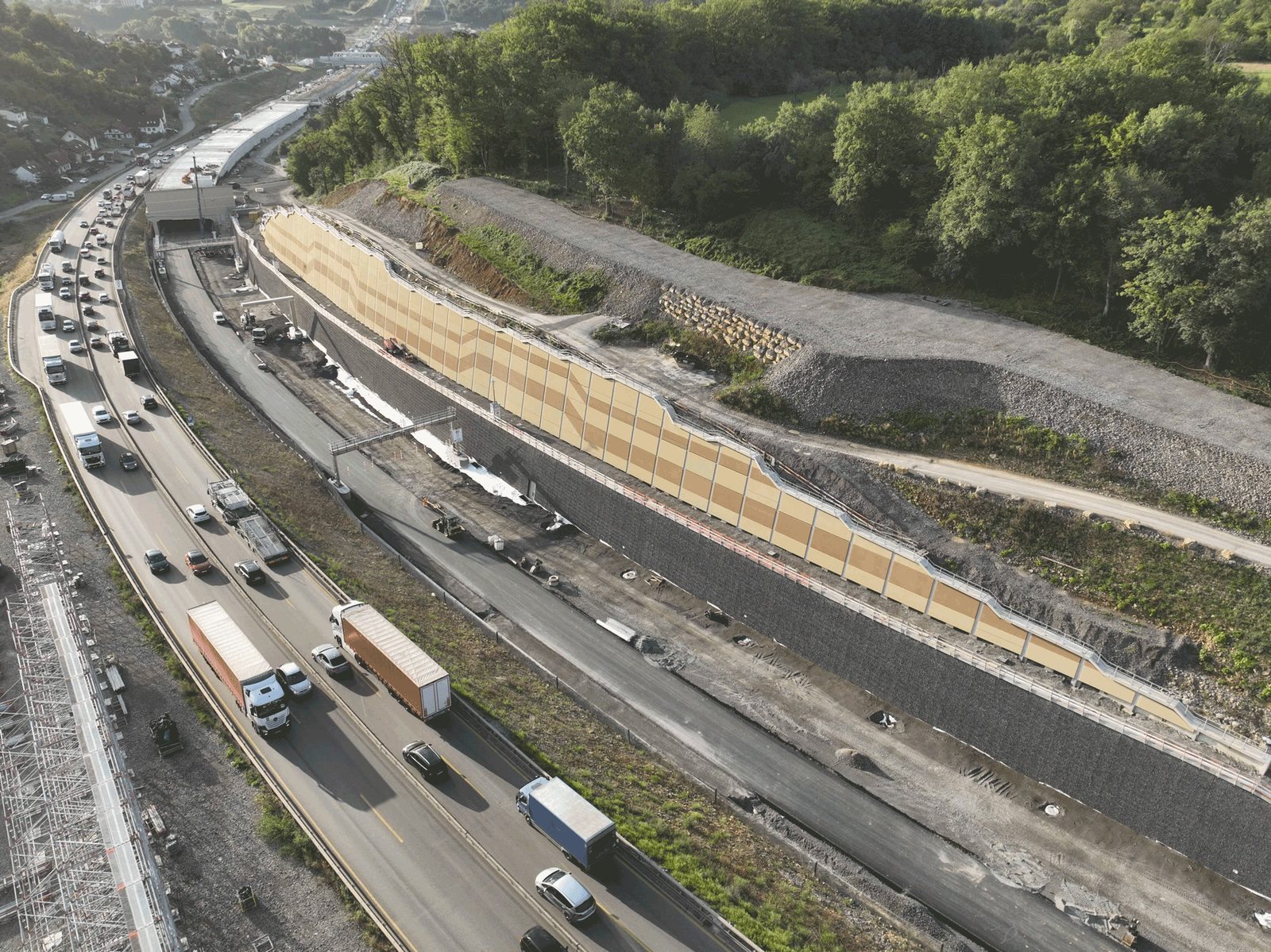 Luftbild der neuen Lärmschutzwand entlang der A 8 im Abendlicht