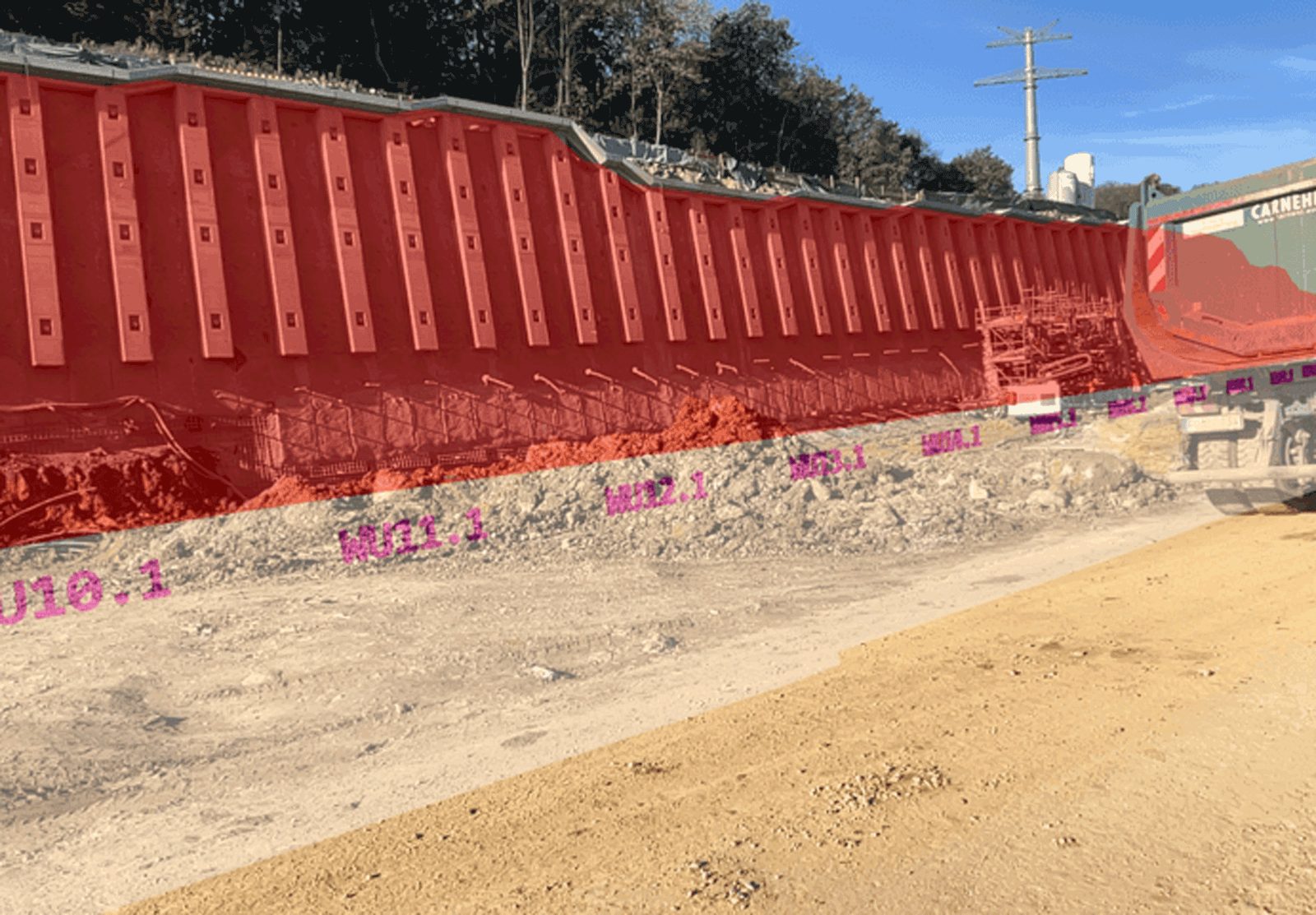 Rot eingefärbte Modellansicht der Stützwand über dem Baustellenfoto