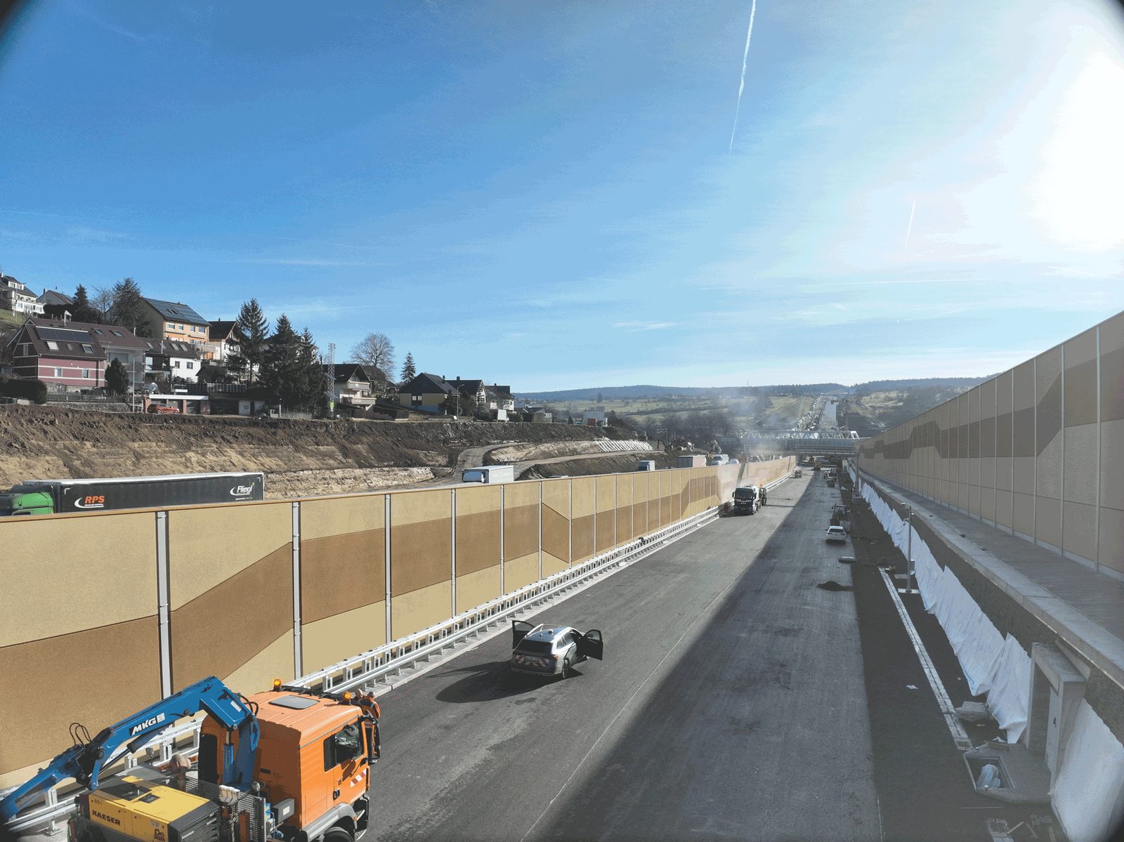 Neue Lärmschutzwände beidseits der A 8 bei Pforzheim, im Vordergrund ein Baufahrzeug