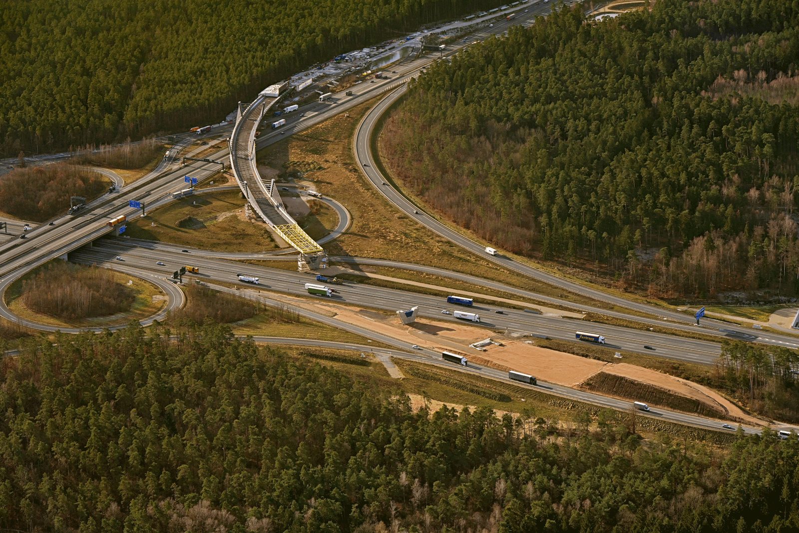 Luftbild des Autobahnkreuzes Nürnberg-Ost mit dem Overfly im Abendlicht