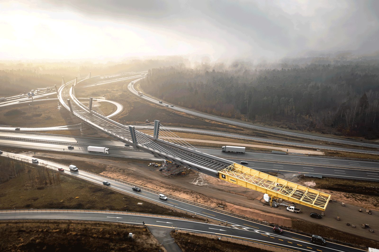 Luftbild des Autobahnkreuzes mit dem gelben Vorschubgerüst am Overfly