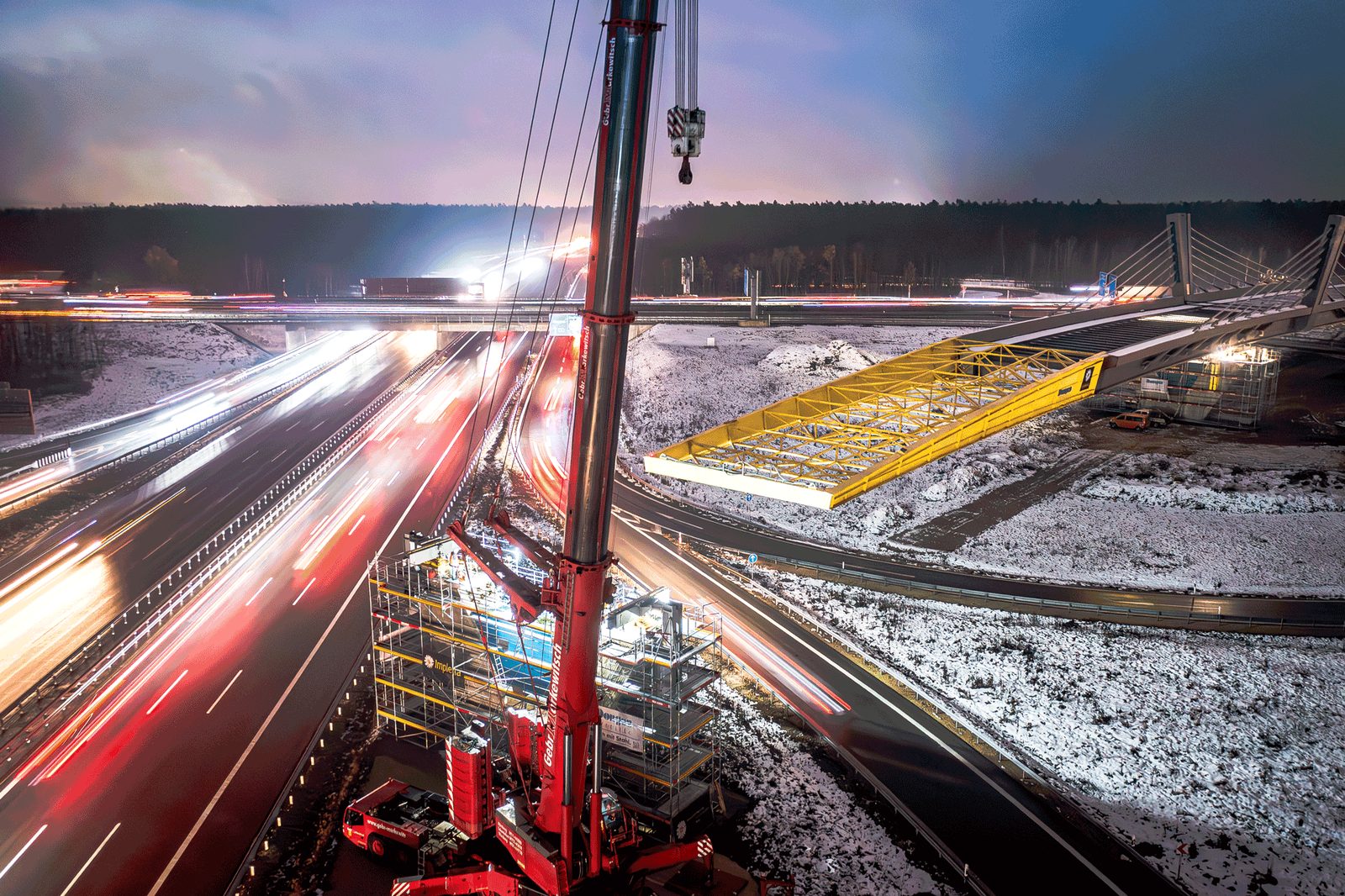 Nächtliche Baustelle am Overfly mit Lichtspuren des Verkehrs und einem Raupenkran