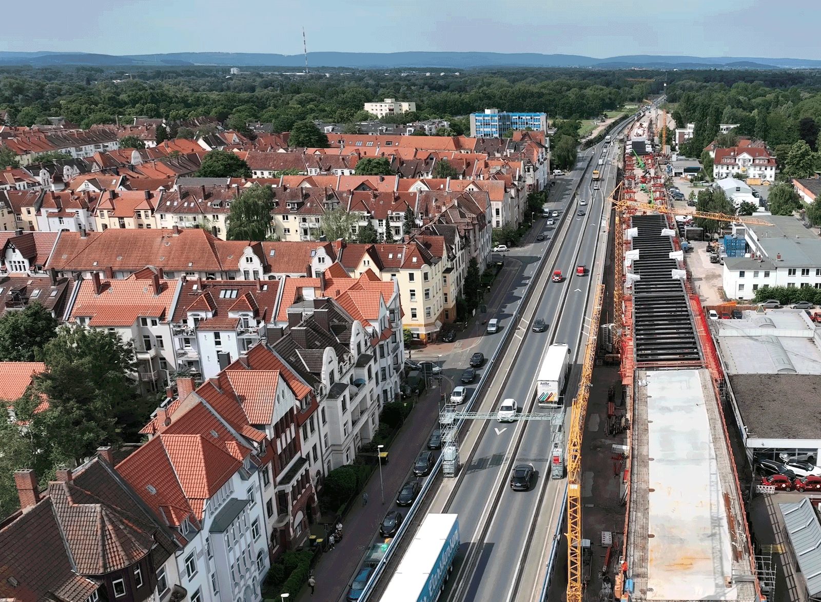 Luftbild des Südschnellwegs entlang der Wohnbebauung während der Bauzeit