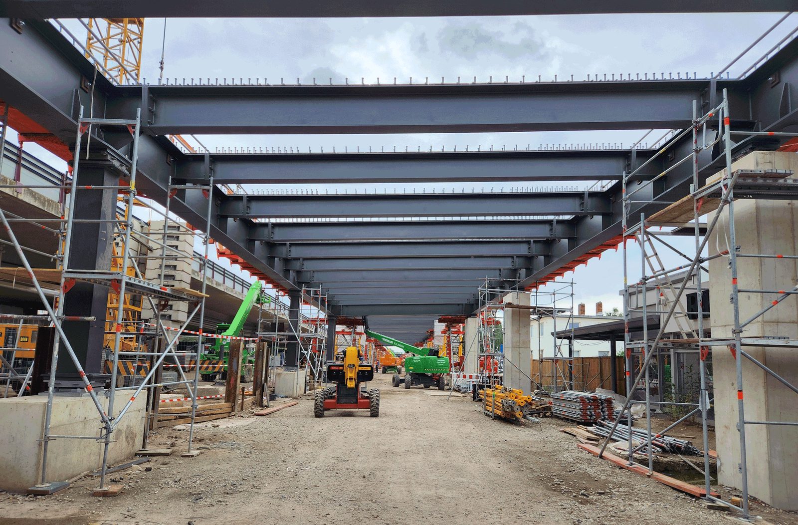 Stahltragwerk des neuen Überbaus zwischen Gerüsten