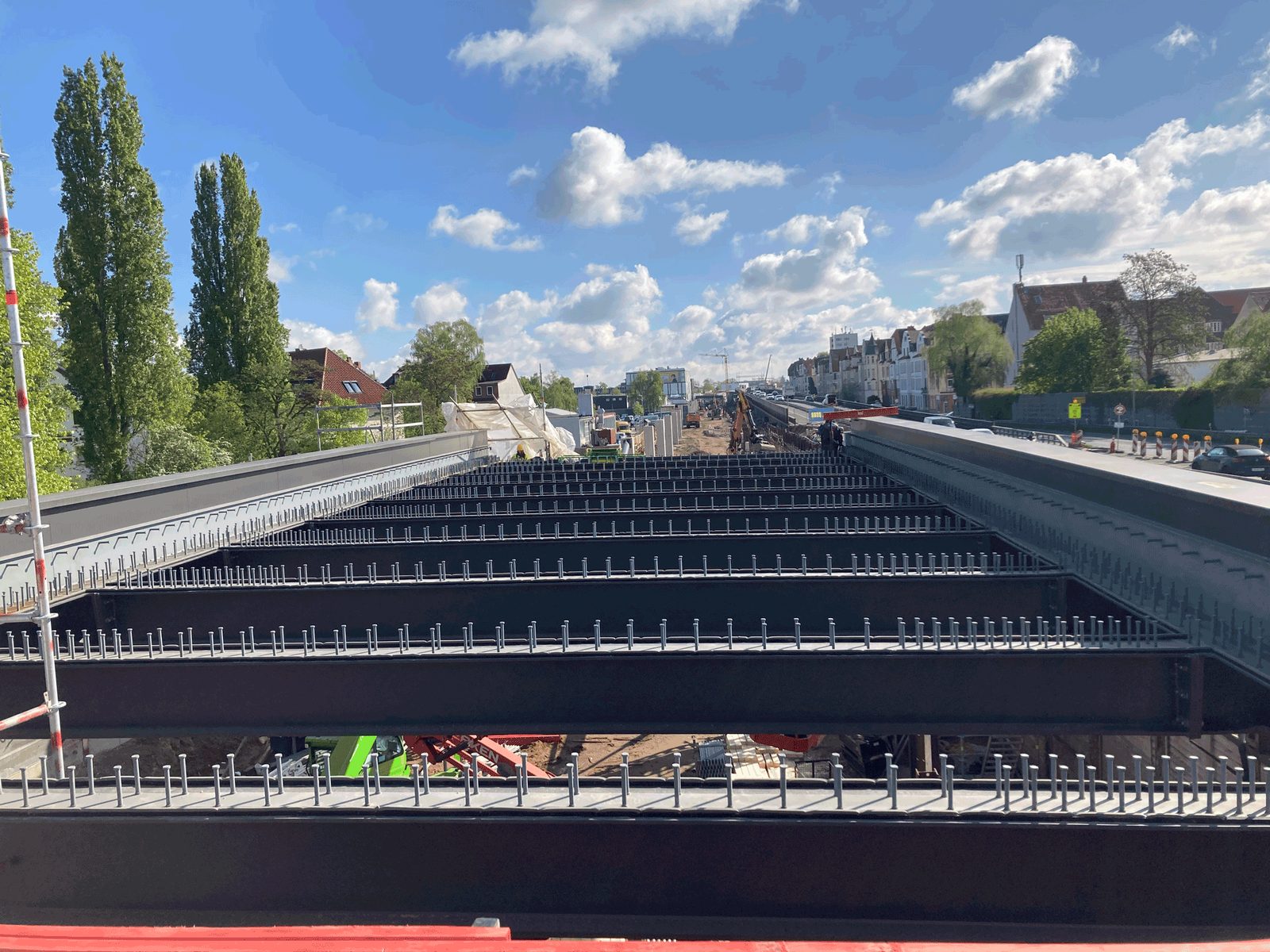 Stahlüberbau des Südschnellwegs mit Kopfbolzendübeln unter blauem Himmel