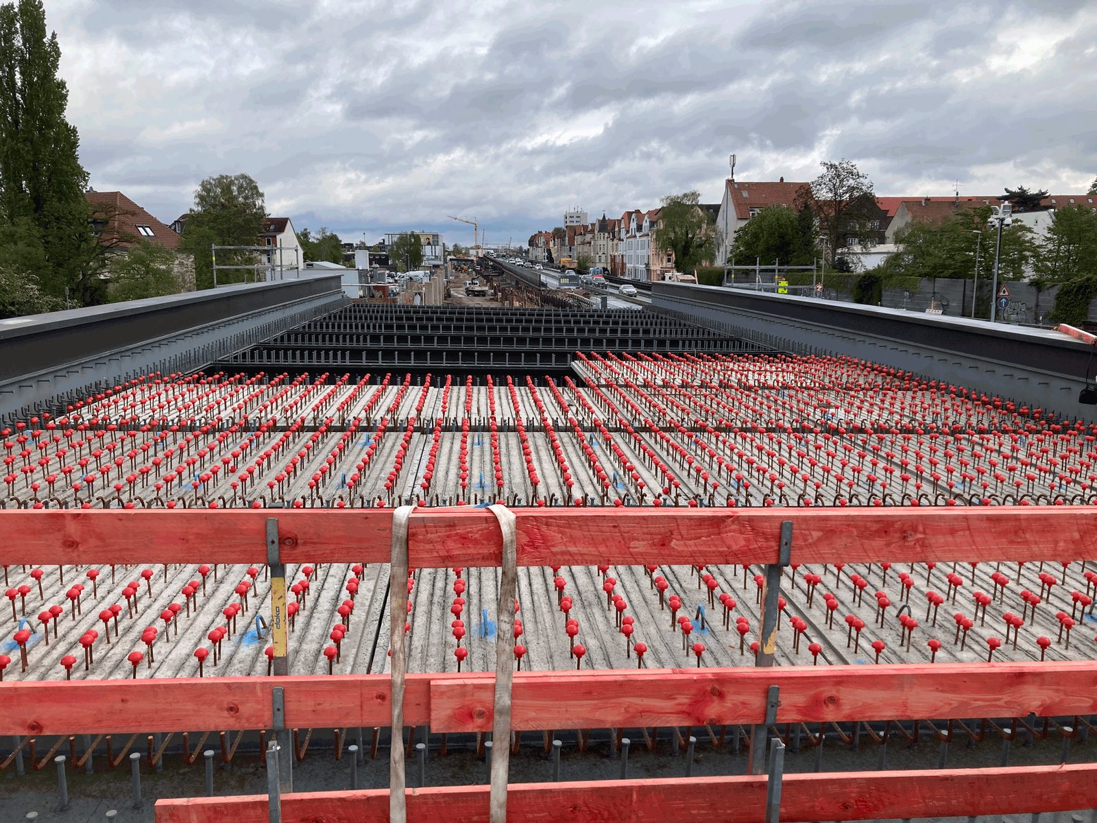 Kopfbolzendübel in dichter Reihe auf dem Stahlüberbau vor der Betonage