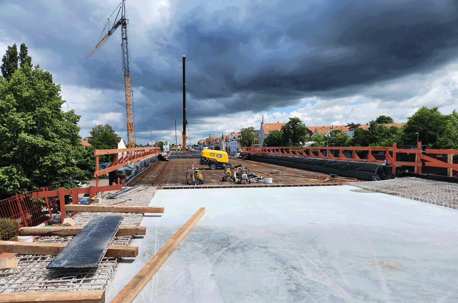 Frisch betonierte Fahrbahnplatte des Überbaus am Südschnellweg