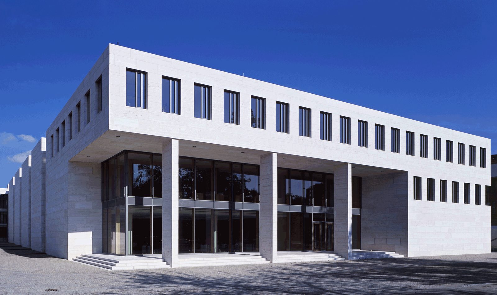 Der Neubau des Bundesgerichtshofs Karlsruhe mit heller Steinfassade