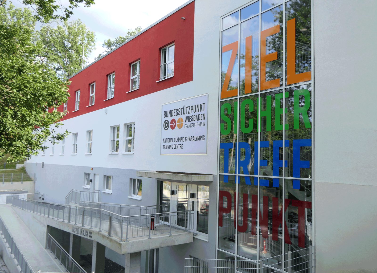 Gebäude des Bundesstützpunkts Wiesbaden mit dem Schriftzug „Ziel sicher treffen“ an der Fassade