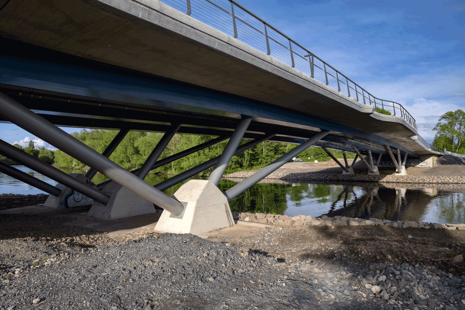 Untersicht der Damaschkebrücke mit ihren schrägen Stahlstreben