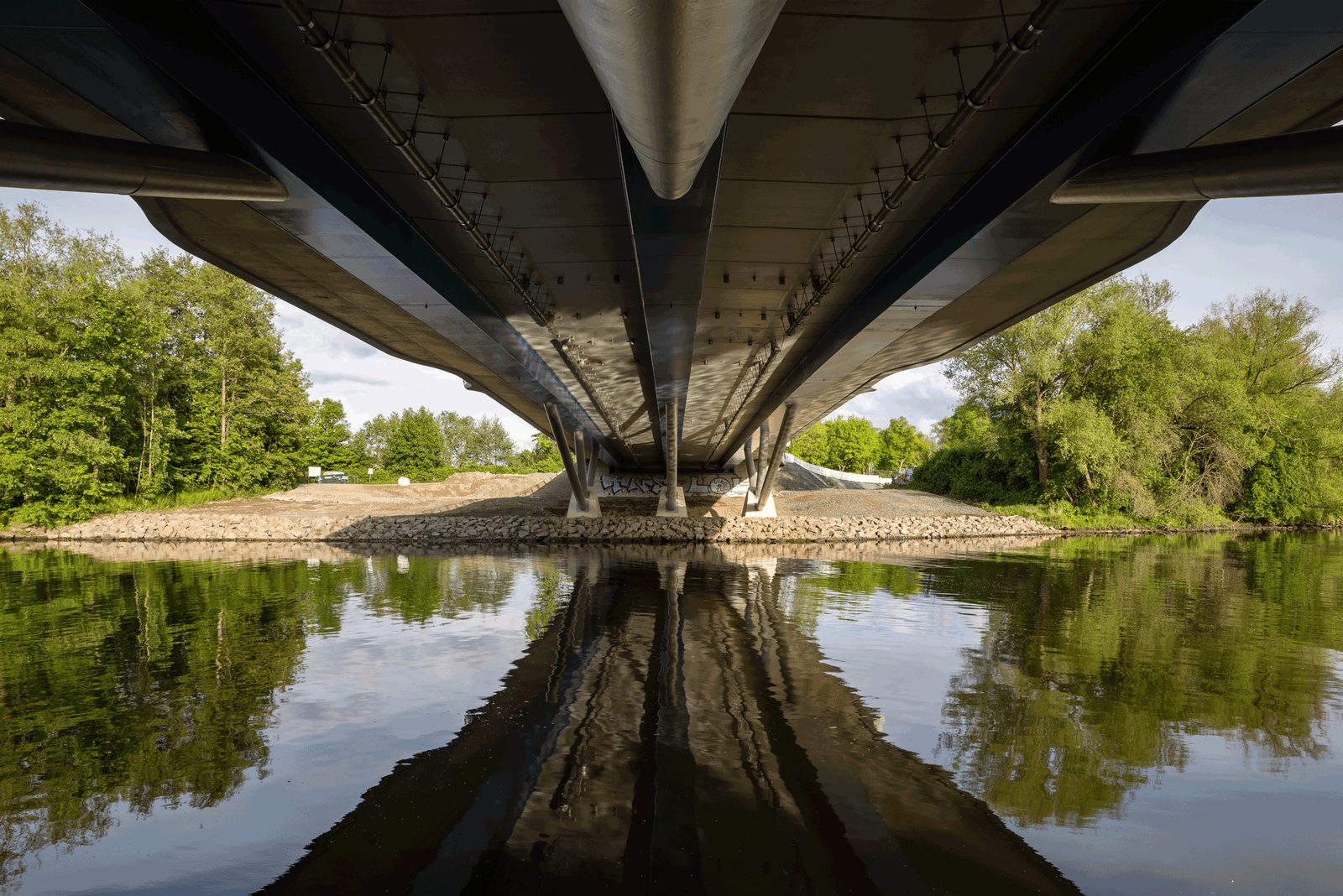 Untersicht der Damaschkebrücke, im Wasser gespiegelt
