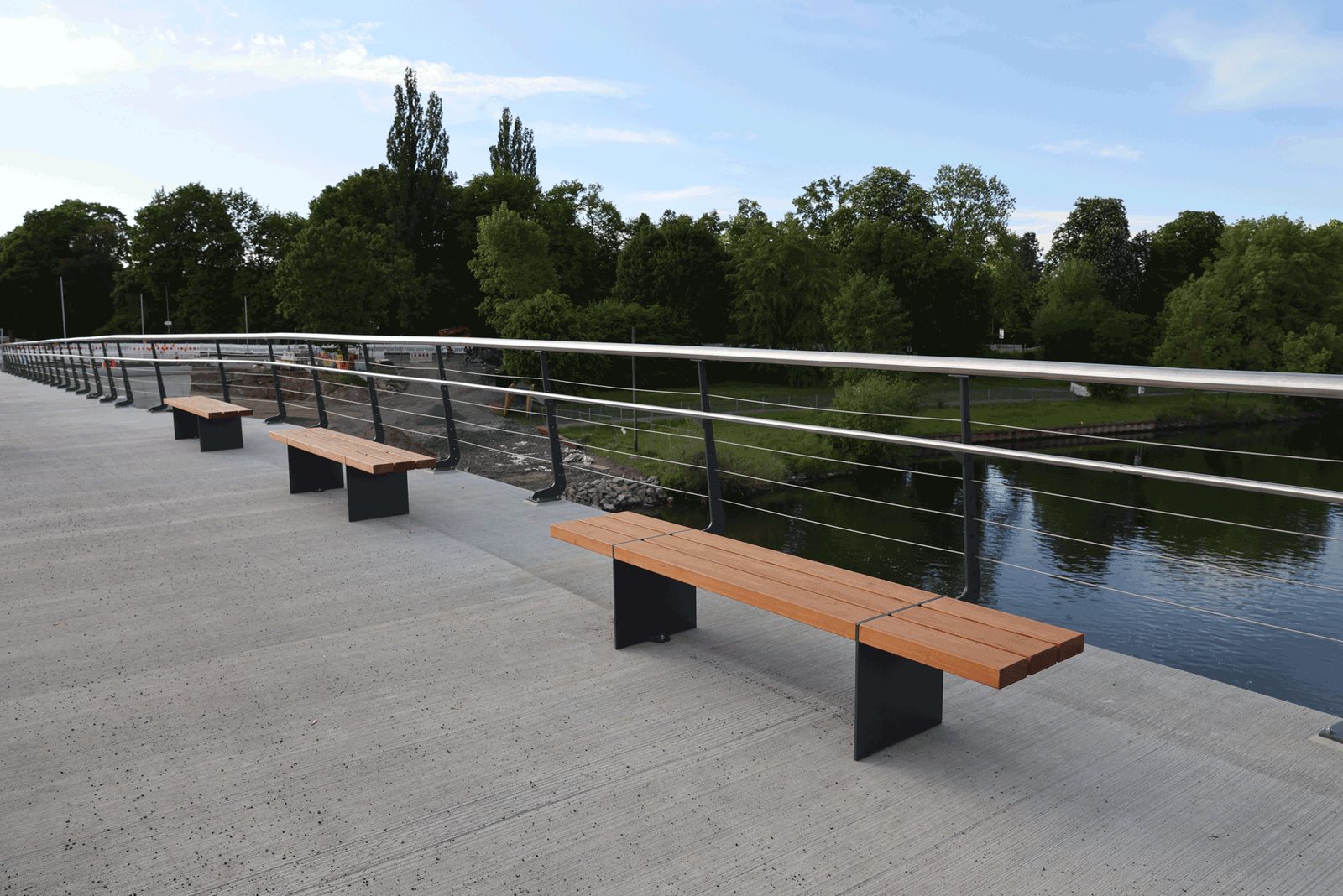 Sitzbänke auf dem Gehweg der Damaschkebrücke mit Blick auf die Fulda