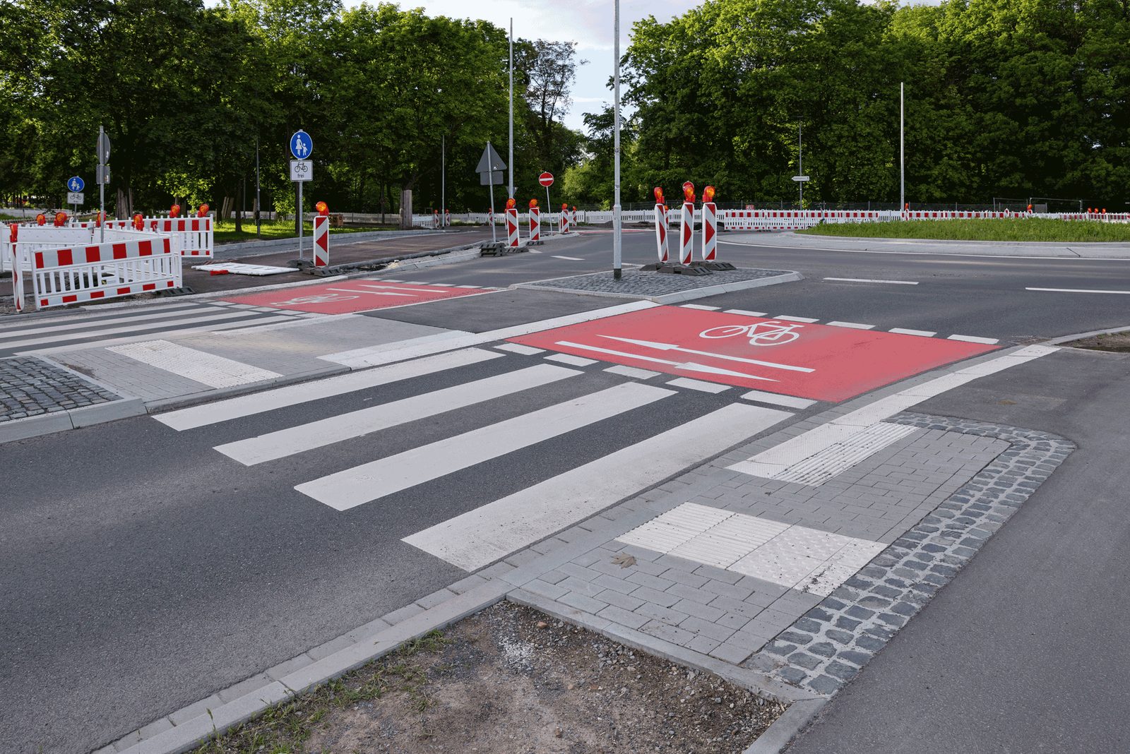 Neu markierter Knotenpunkt mit rot abgesetzter Radverkehrsführung und Zebrastreifen