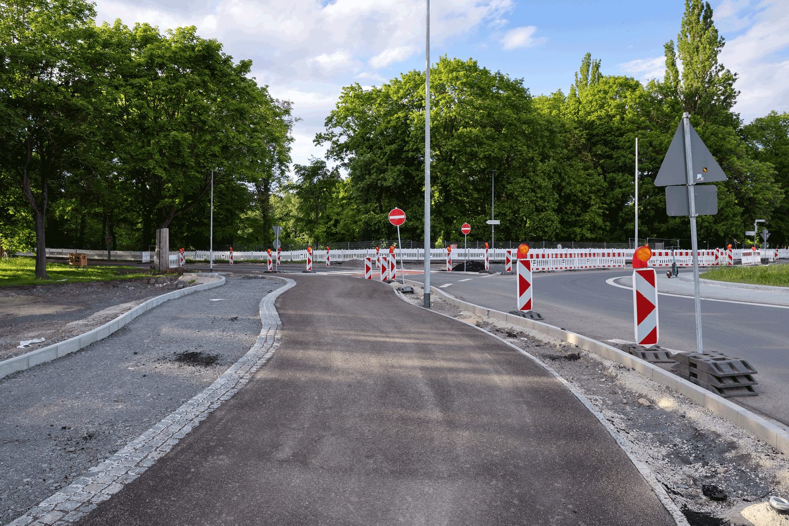 Baustelle am Knotenpunkt der Damaschkebrücke mit Absperrungen