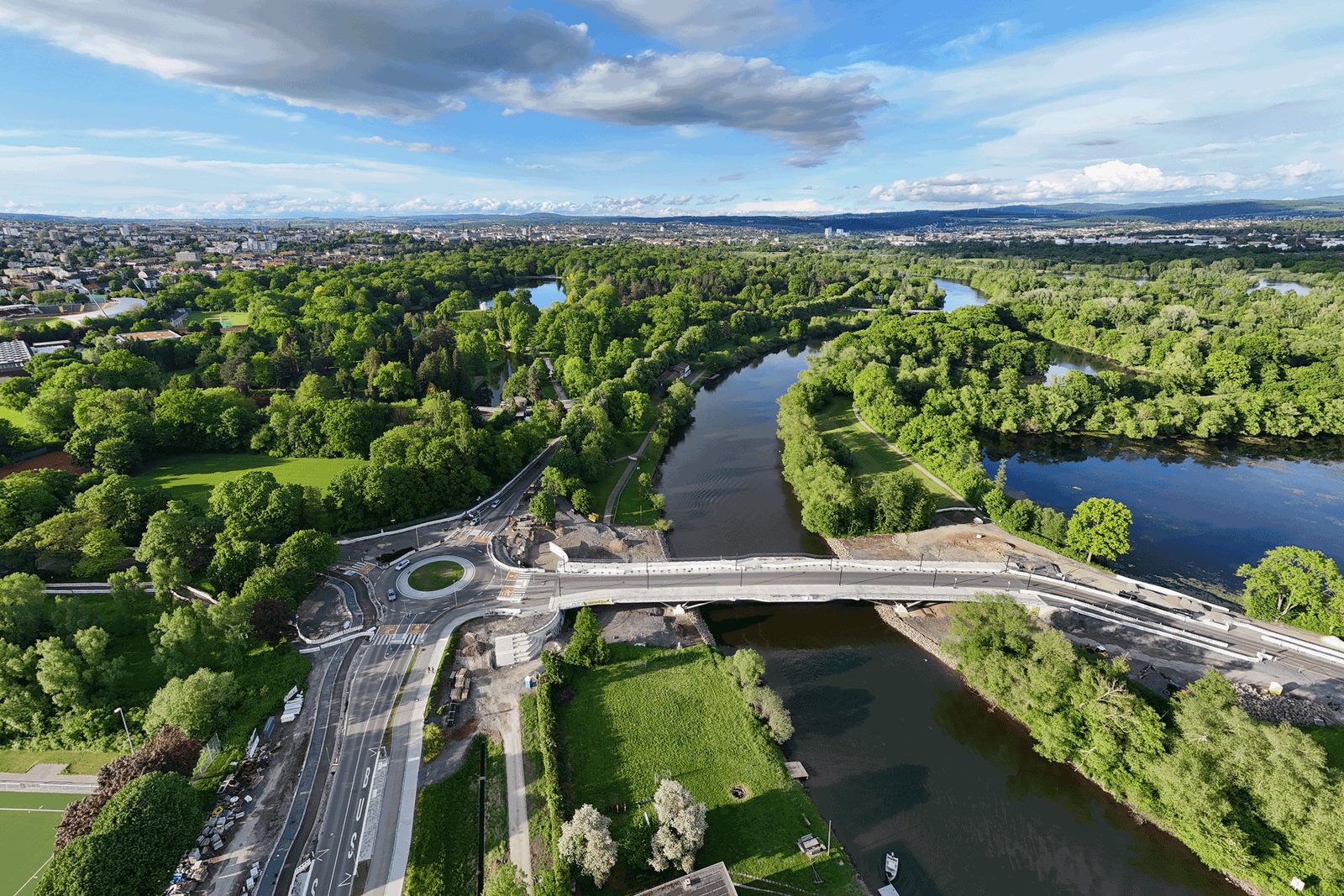 Luftbild der Damaschkebrücke über die Fulda in grüner Umgebung
