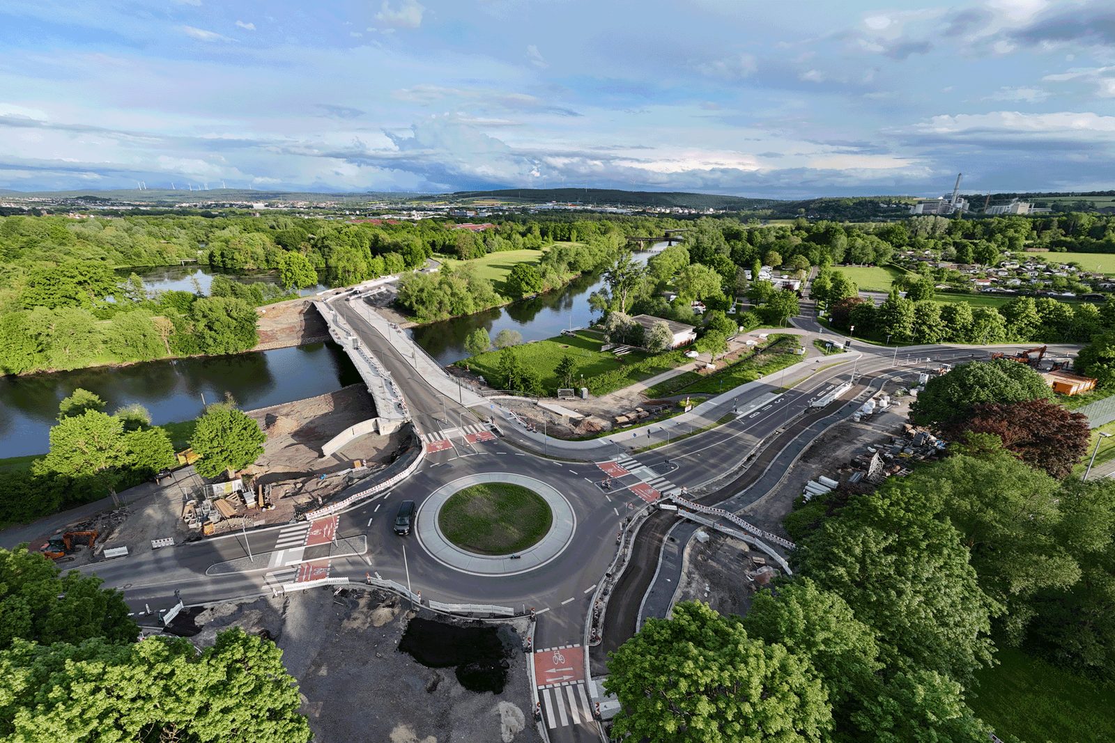 Luftbild des neuen Kreisverkehrs an der Damaschkebrücke mit Blick über die Flussaue
