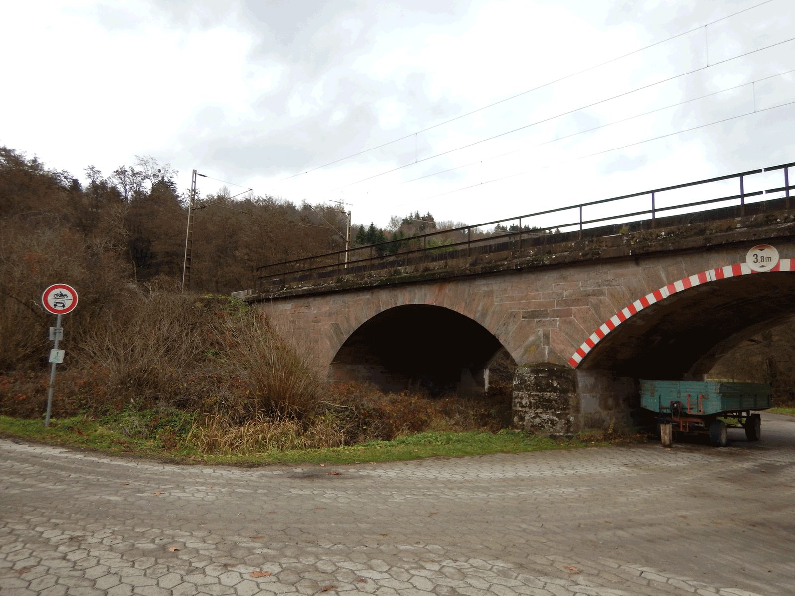 Zweibogige steinerne Eisenbahnbrücke über eine Straße