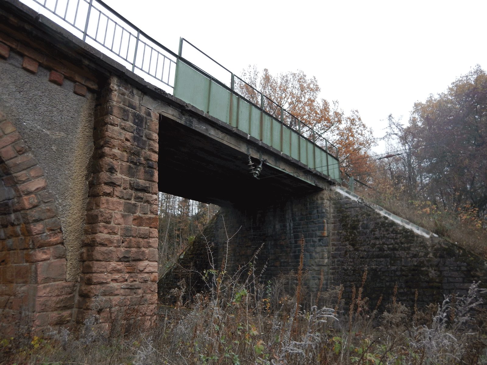 Stählerne Eisenbahnbrücke auf gemauerten Widerlagern