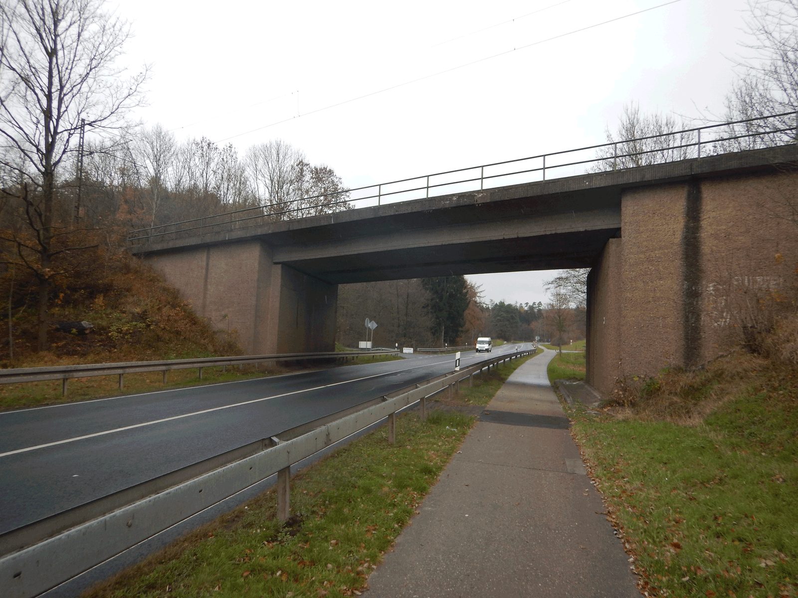 Eisenbahnbrücke mit geradem Stahlüberbau über eine zweispurige Straße