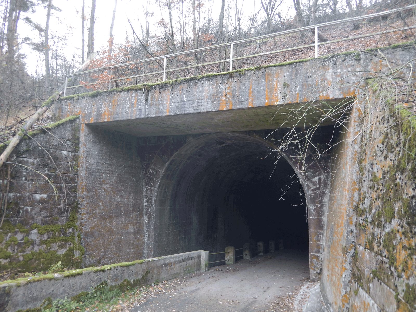 Gemauertes Gewölbe unter einer Eisenbahnbrücke mit geradem Überbau