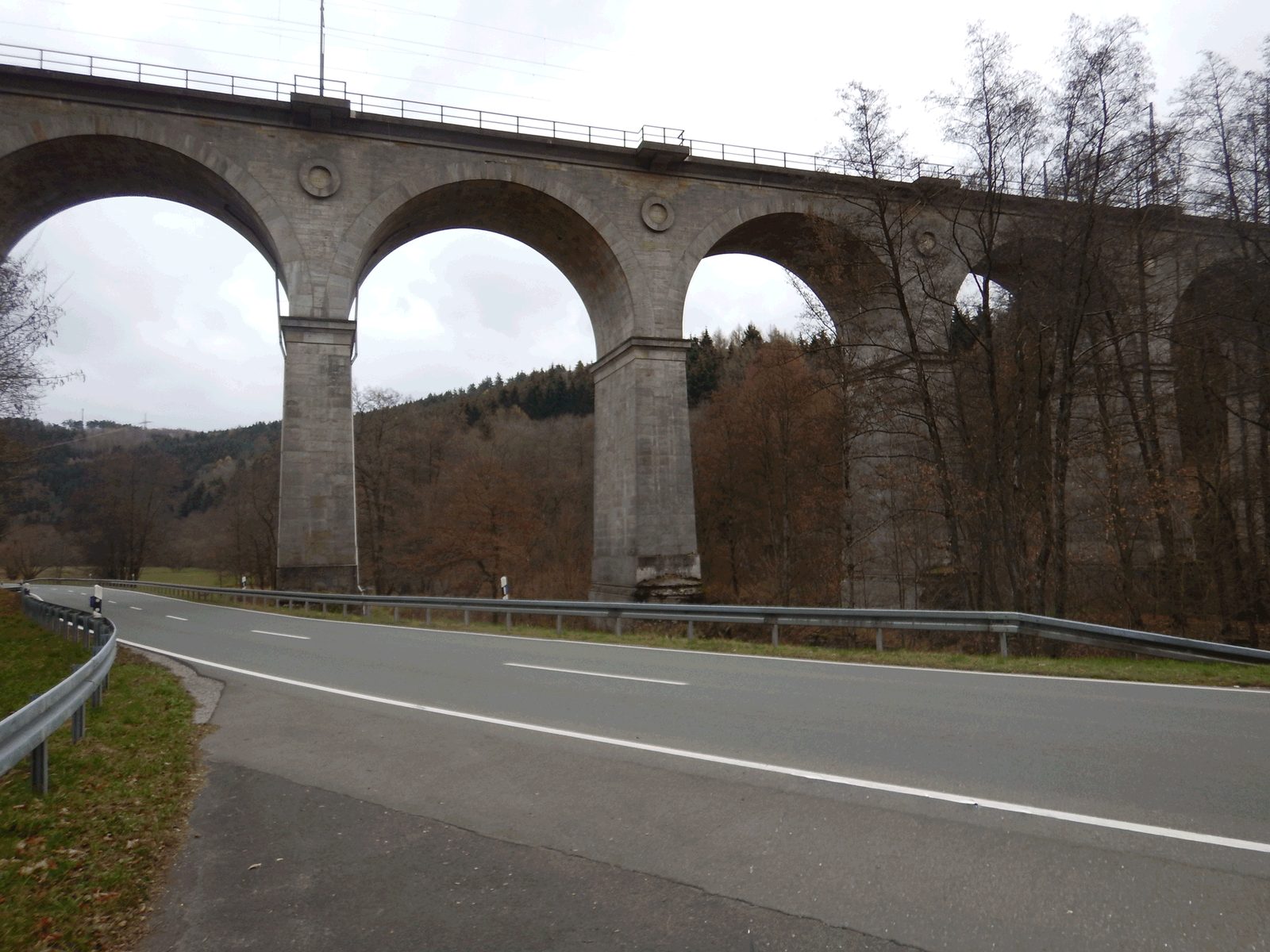 Historisches Steinbogenviadukt der Strecke Flieden–Gemünden über einer Straße
