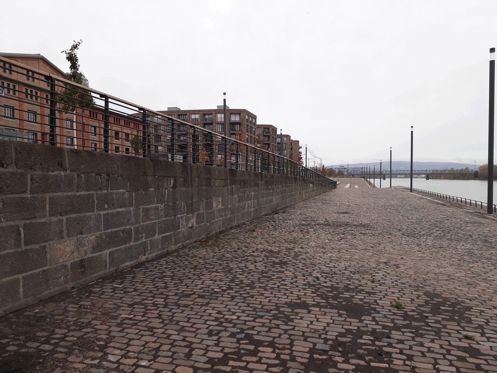 Uferpromenade am Zollhafen Mainz entlang der Stützmauer