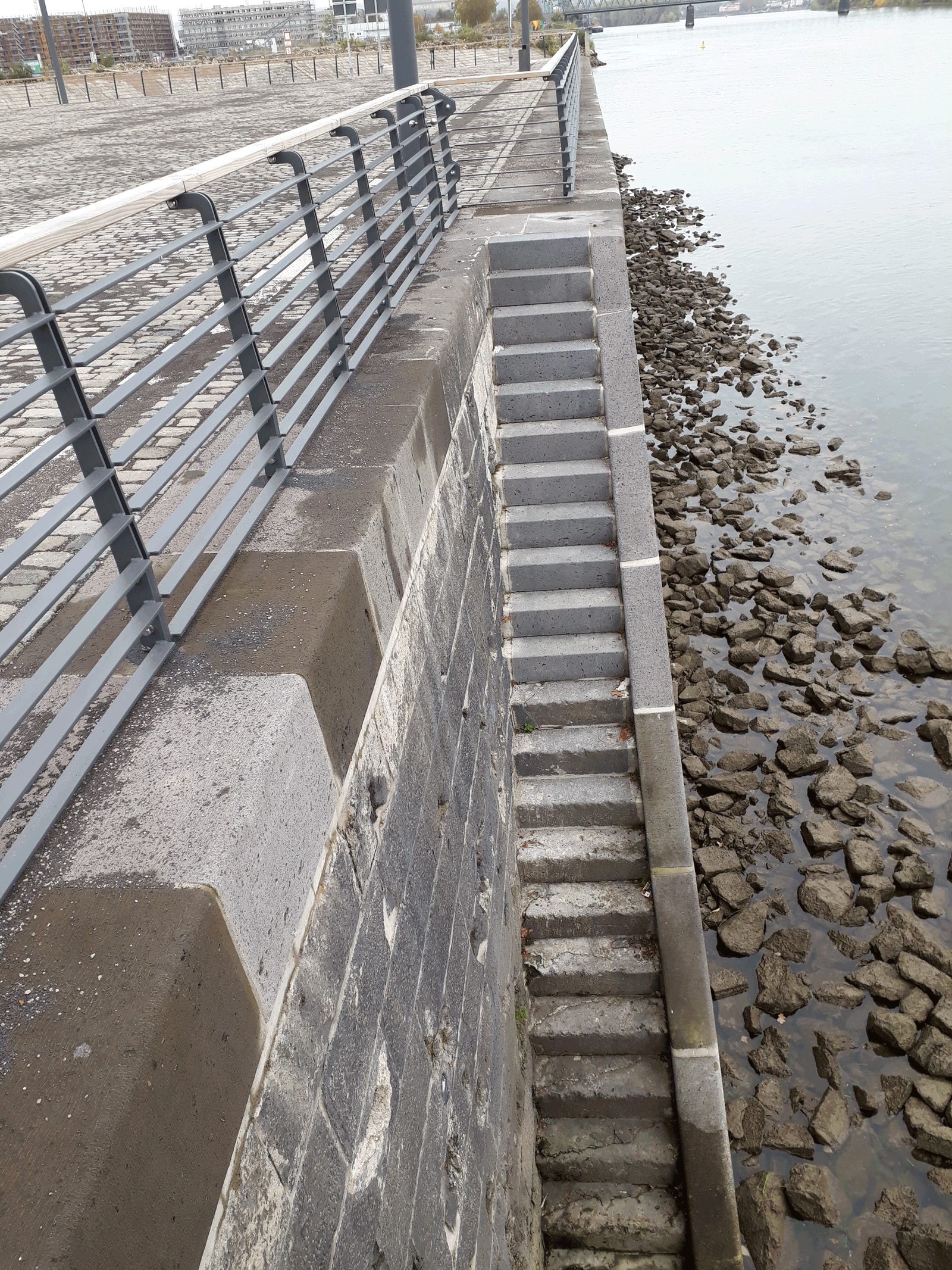 Neue Treppenanlage in der Kaimauer zum Wasser hinab