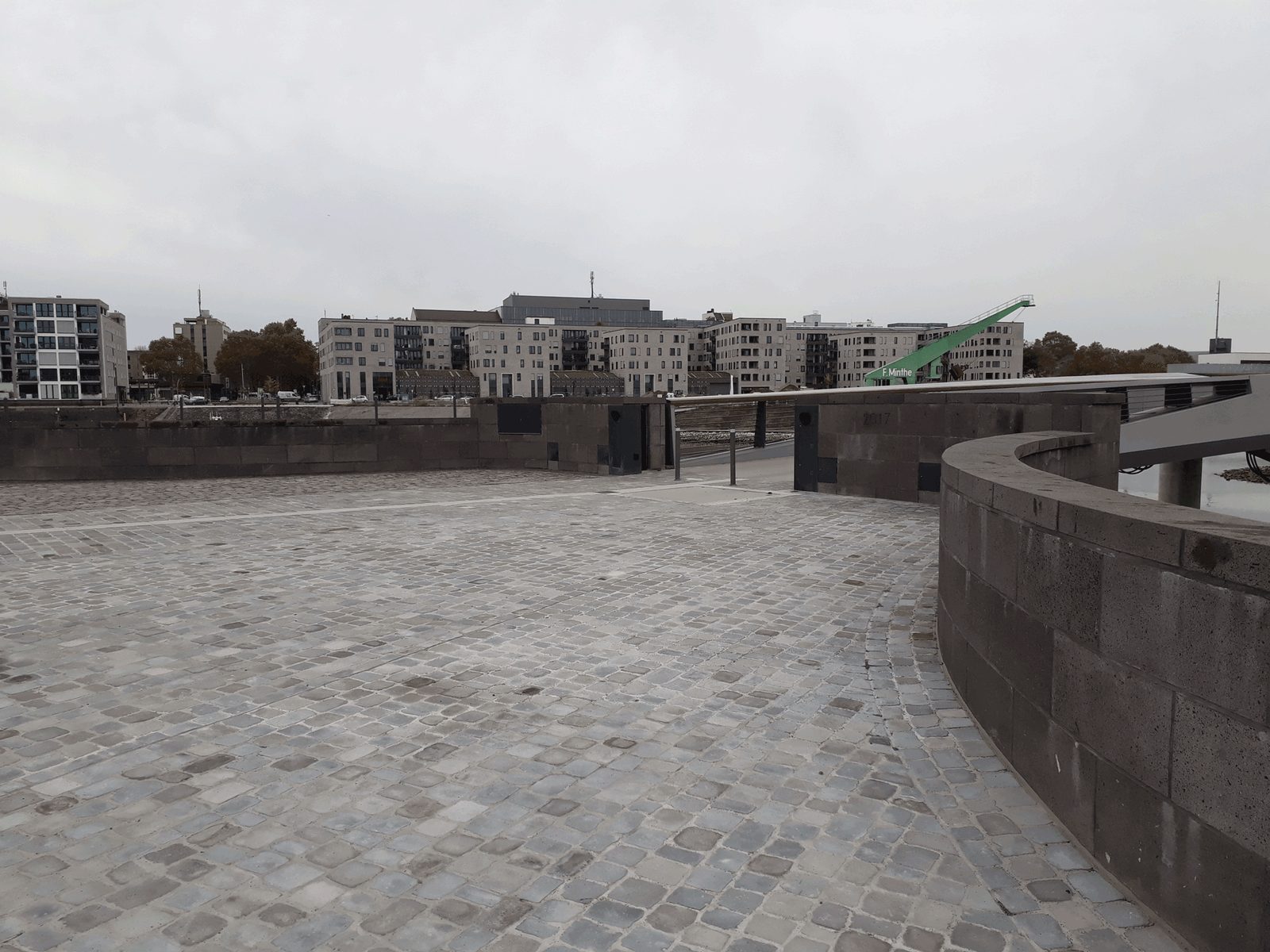 Neu gepflasterte Hafenpromenade am Zollhafen Mainz
