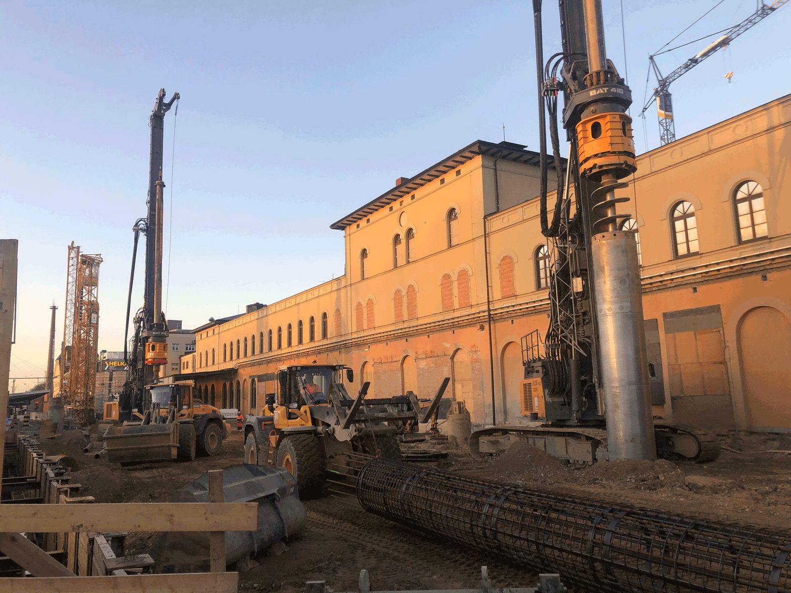 Bohrgeräte vor dem historischen Empfangsgebäude des Augsburger Hauptbahnhofs