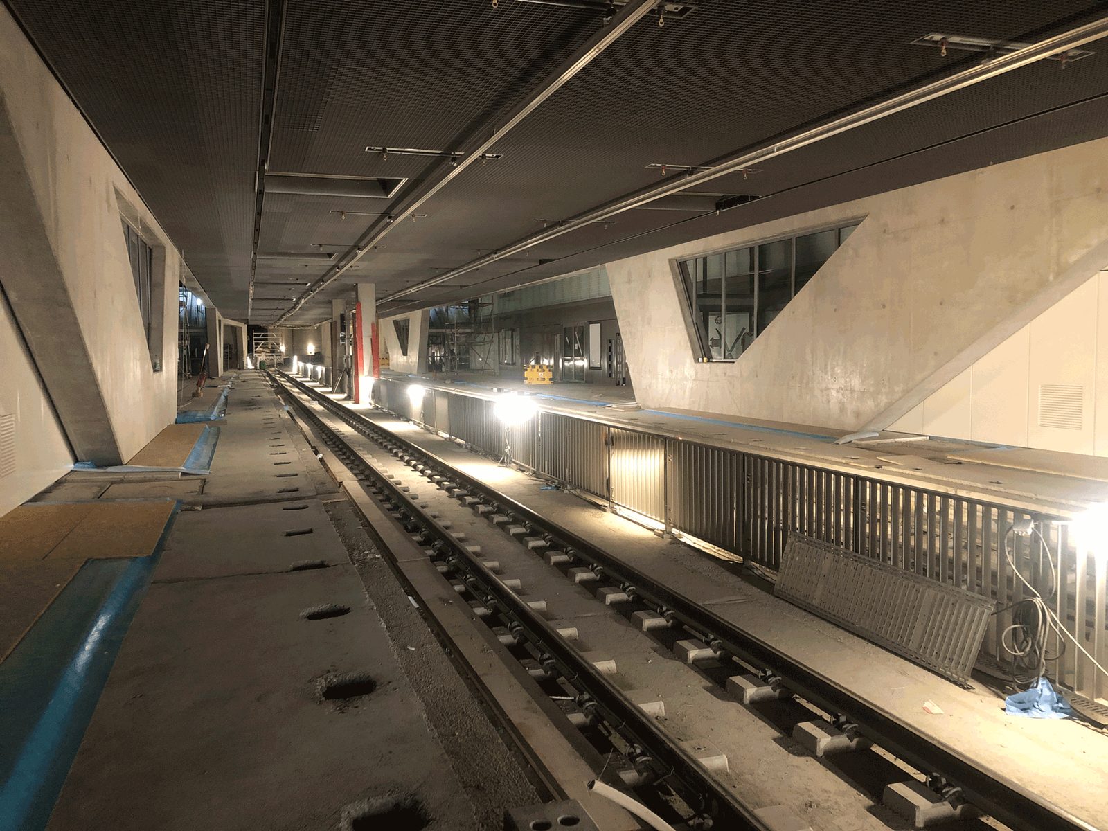 Neue Bahnsteigebene der Mobilitätsdrehscheibe Augsburg mit Gleisen im Rohbau