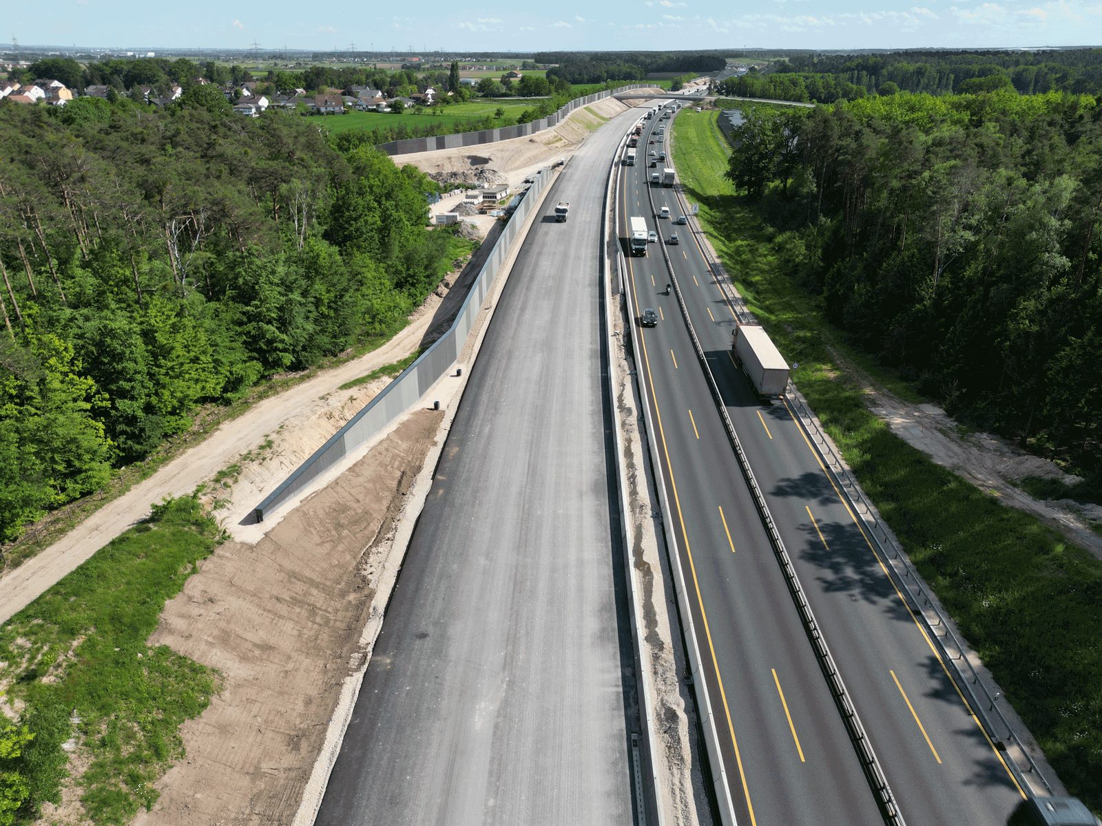 Luftbild der A 3 mit neuer Fahrbahn und Lärmschutzwand im Bau