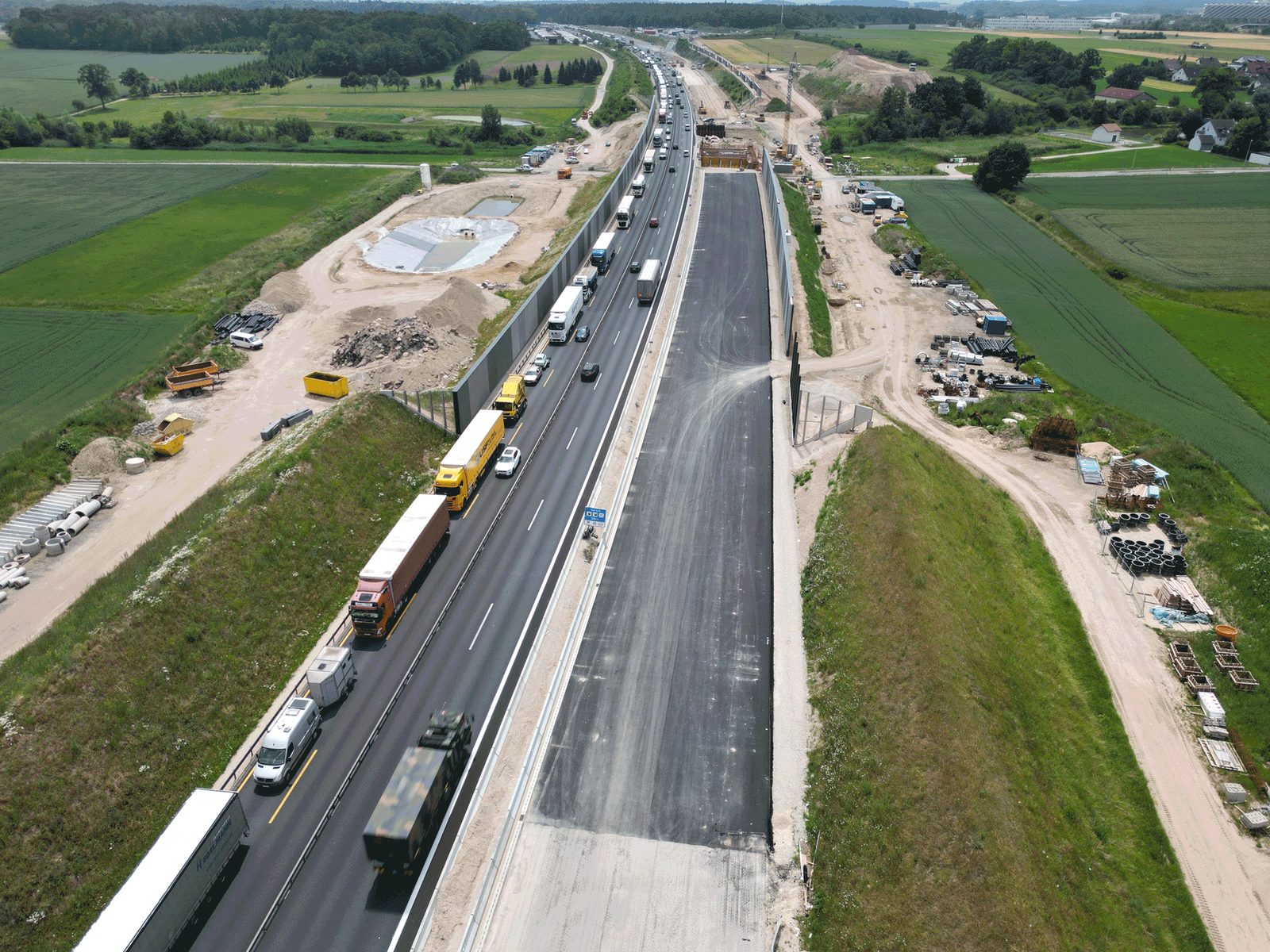 Luftbild der A 3 mit Baustellenverkehrsführung und Fahrzeugkolonne