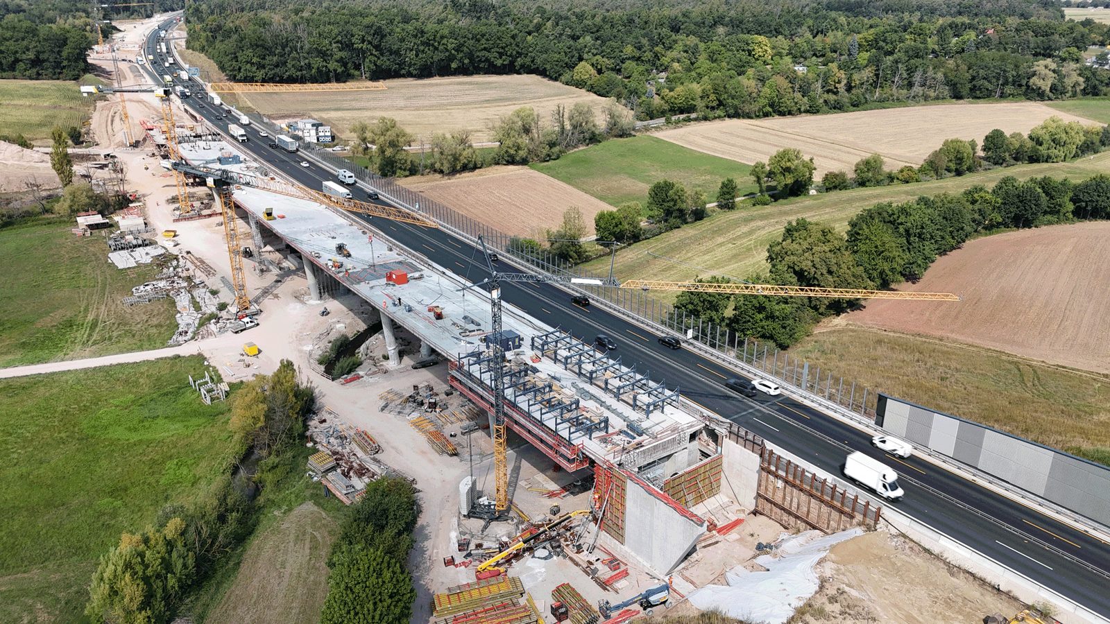 Luftbild des Brückenbaus an der A 3 mit Verkehrsführung neben der Baustelle