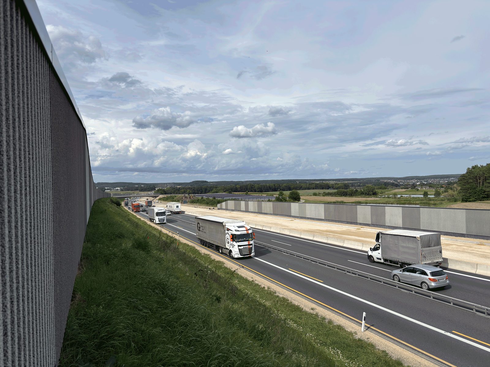 Die A 3 mit Lärmschutzwänden beidseits der Fahrbahn und Lkw-Verkehr