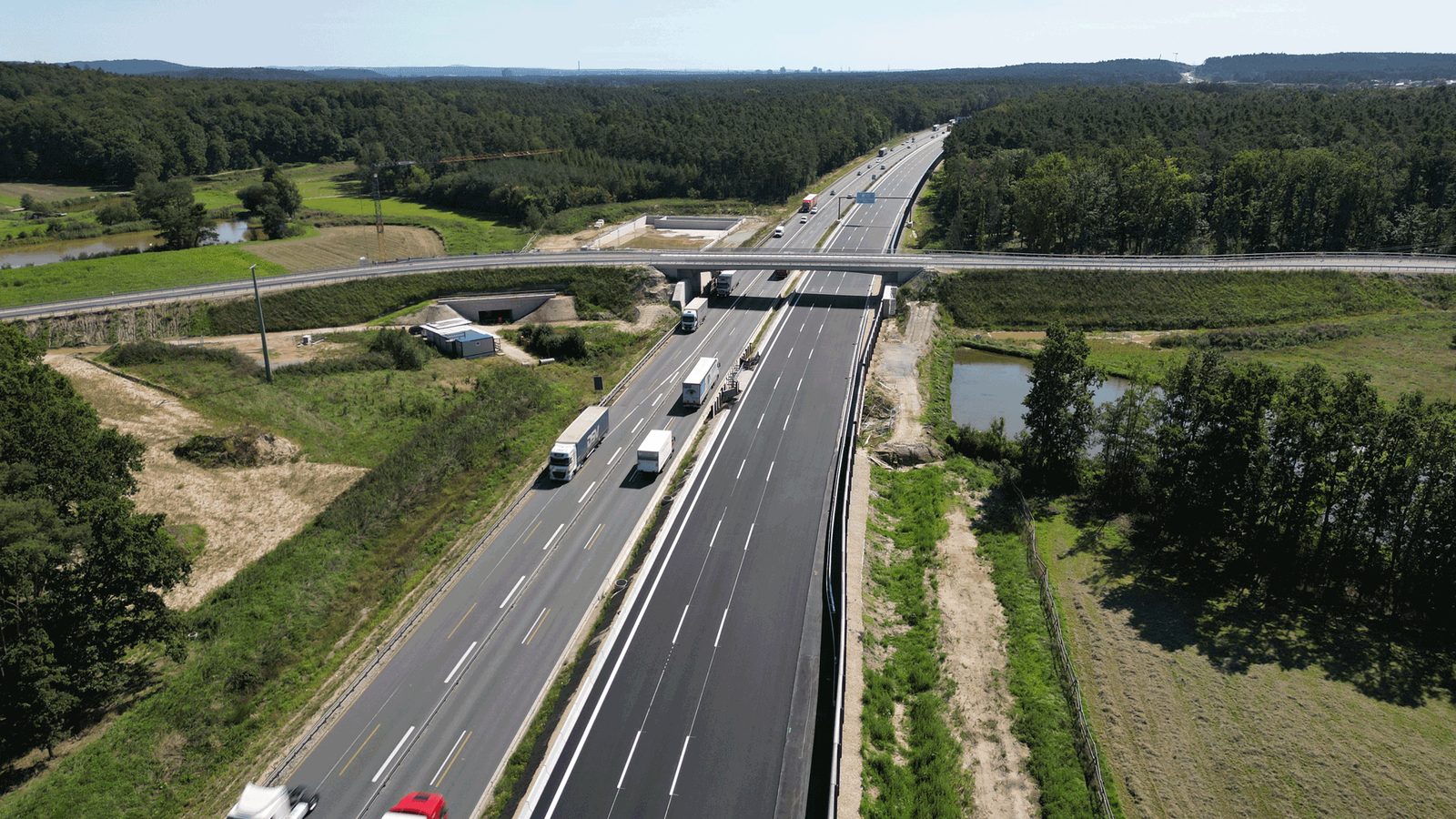 Luftbild der A 3 mit einer Überführung und laufendem Verkehr