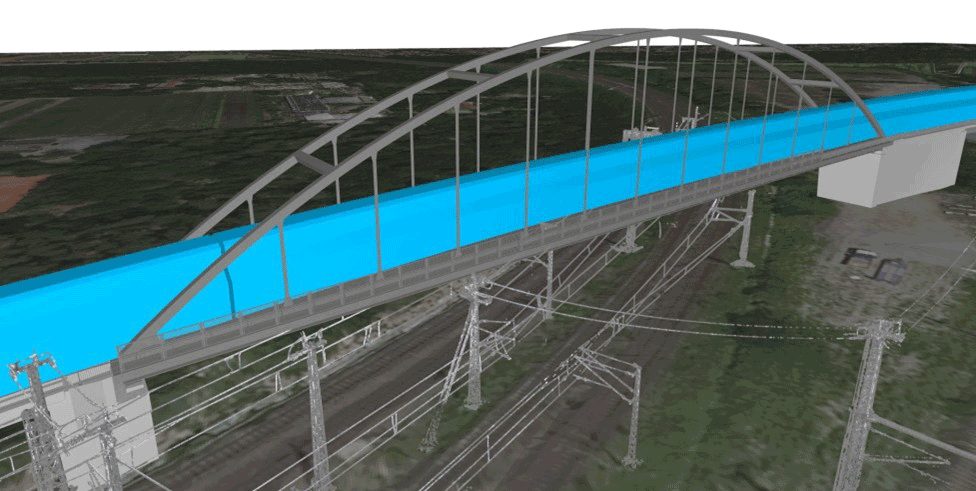 Modell der Stabbogenbrücke mit blau markiertem Bauwerk über den Gleisen